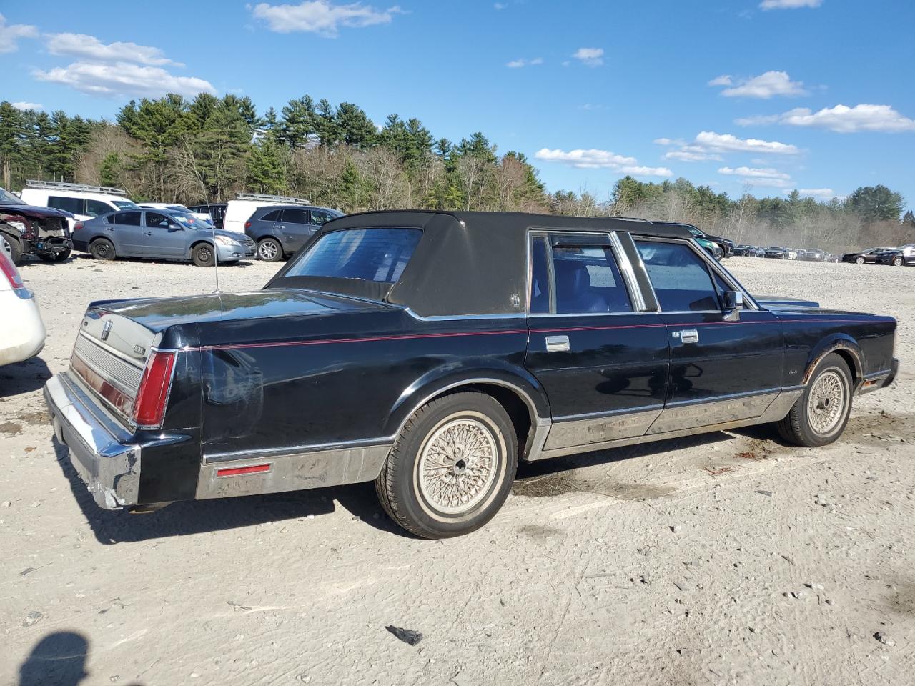 Photo 2 VIN: 1LNBM82F5KY653985 - LINCOLN TOWN CAR 