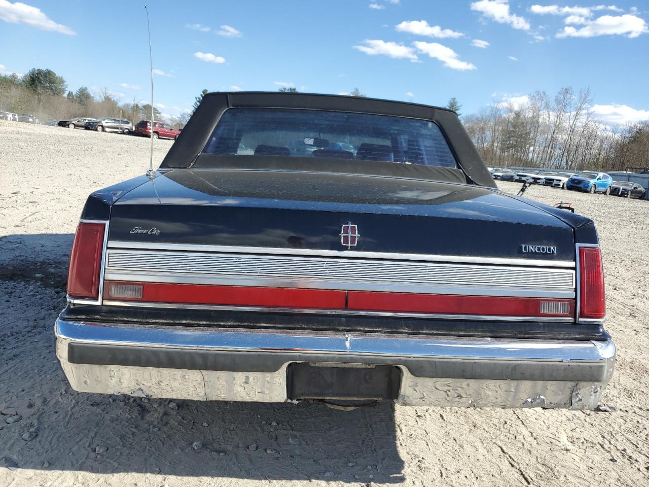 Photo 5 VIN: 1LNBM82F5KY653985 - LINCOLN TOWN CAR 