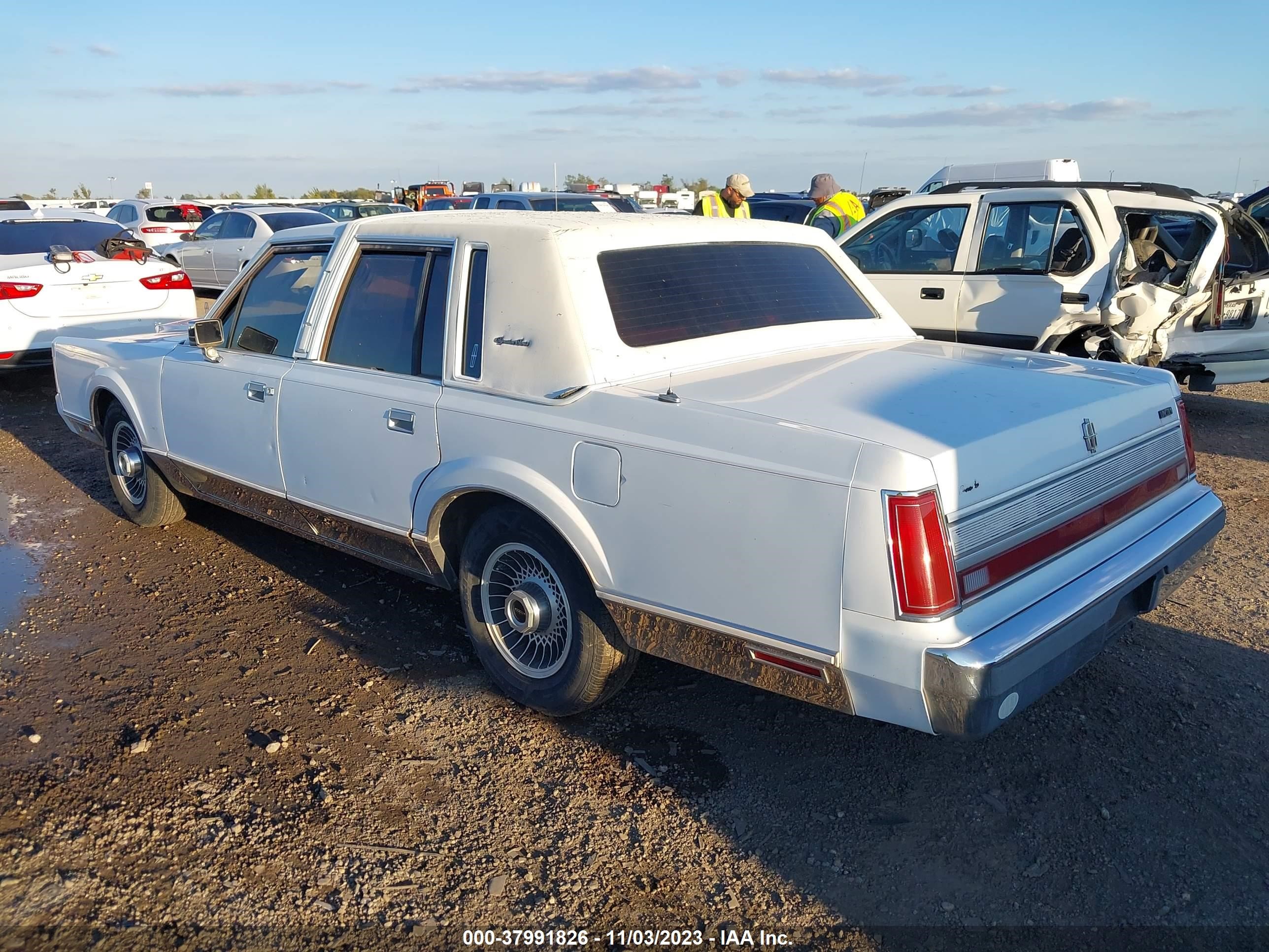 Photo 2 VIN: 1LNBM82F6KY626214 - LINCOLN TOWN CAR 