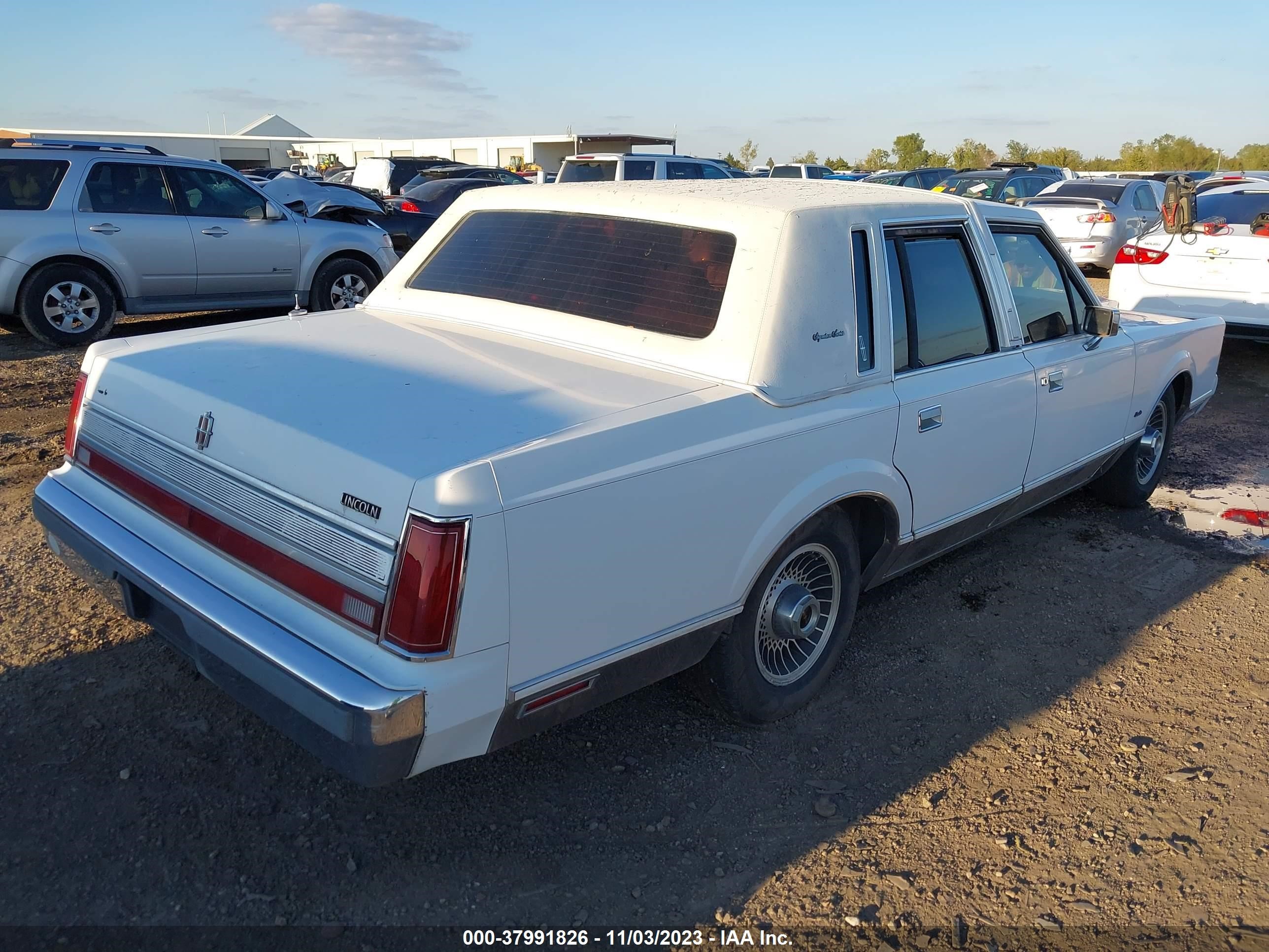 Photo 3 VIN: 1LNBM82F6KY626214 - LINCOLN TOWN CAR 