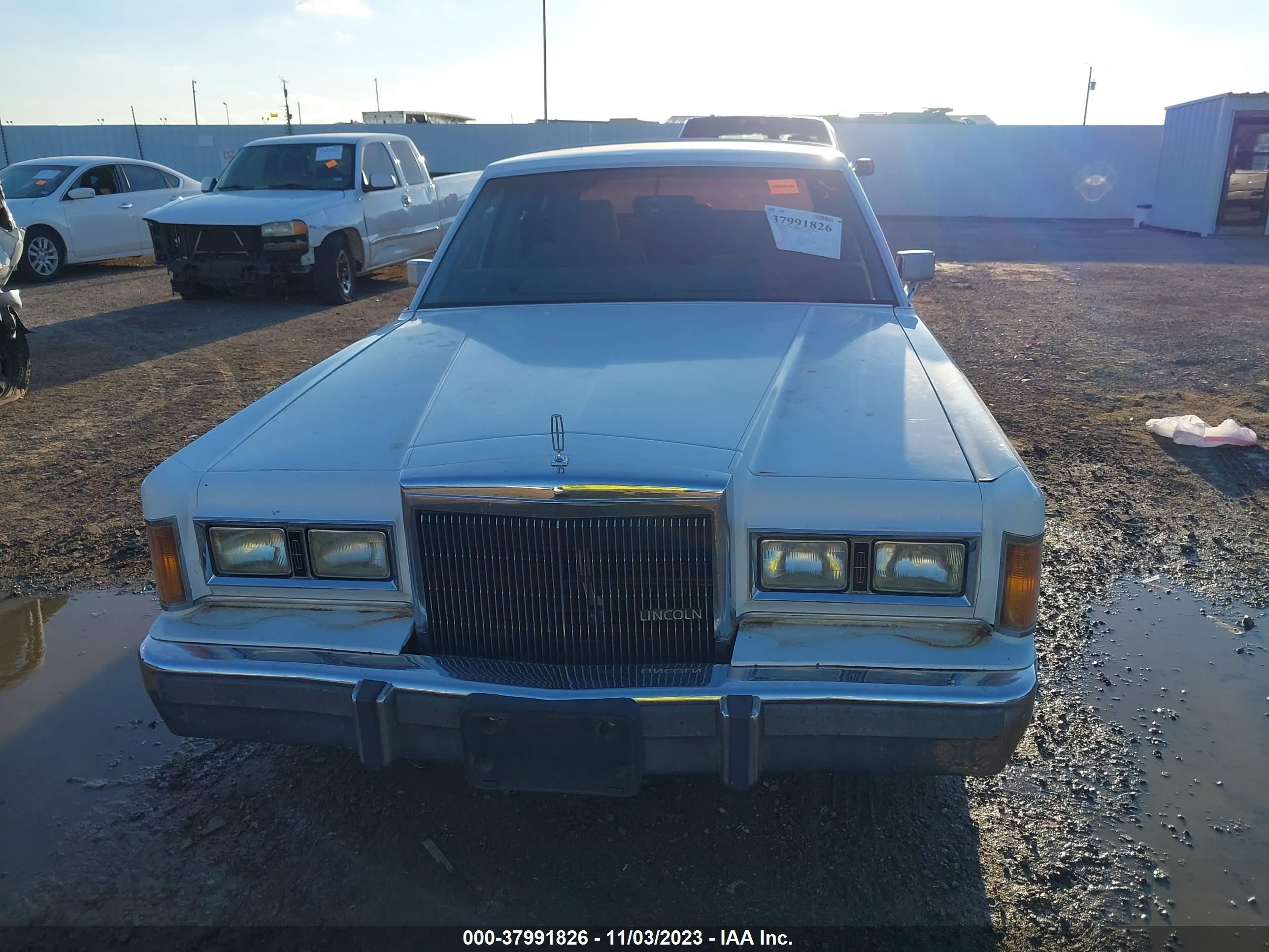 Photo 5 VIN: 1LNBM82F6KY626214 - LINCOLN TOWN CAR 