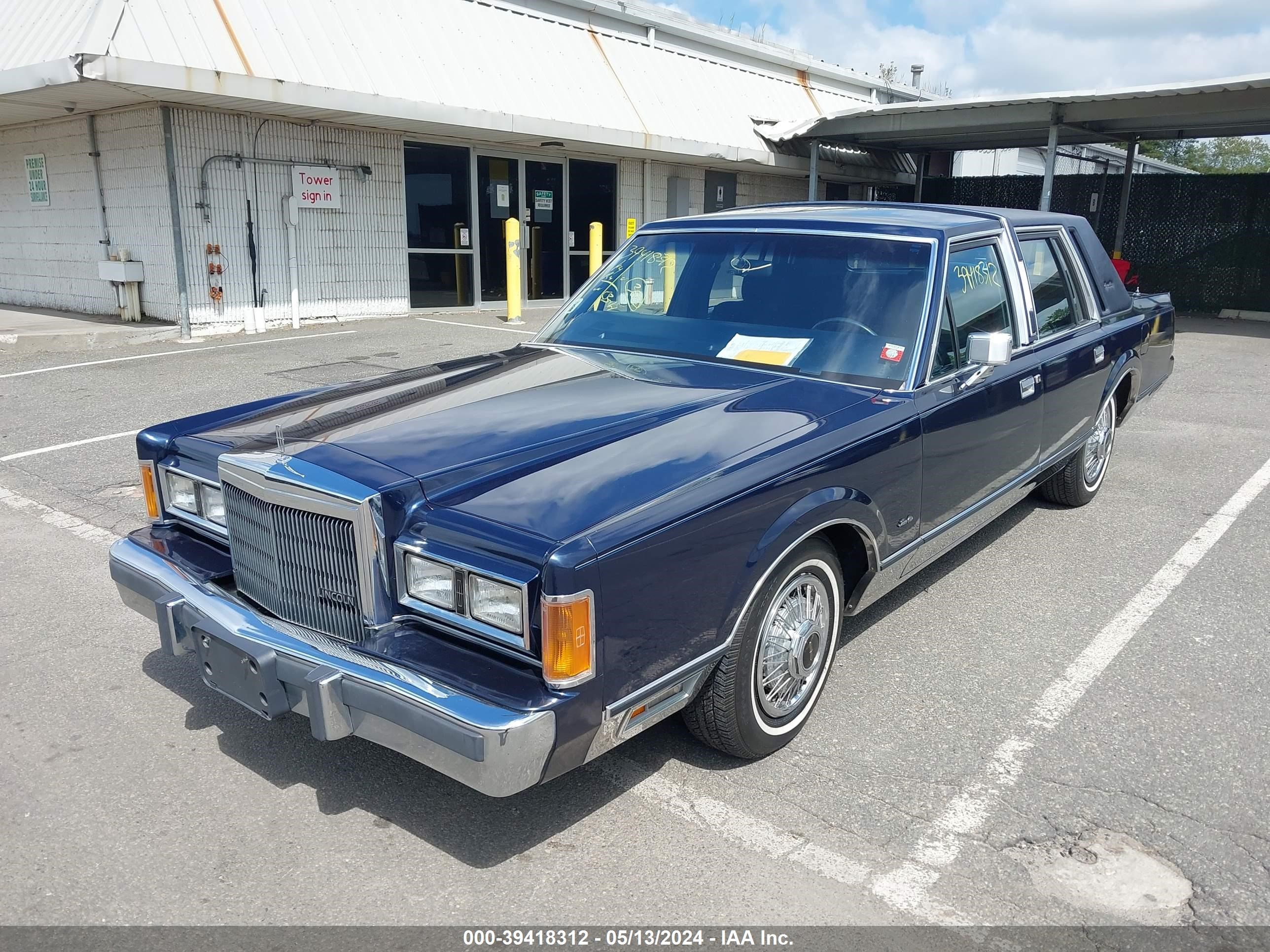 Photo 1 VIN: 1LNBM82F8KY710437 - LINCOLN TOWN CAR 