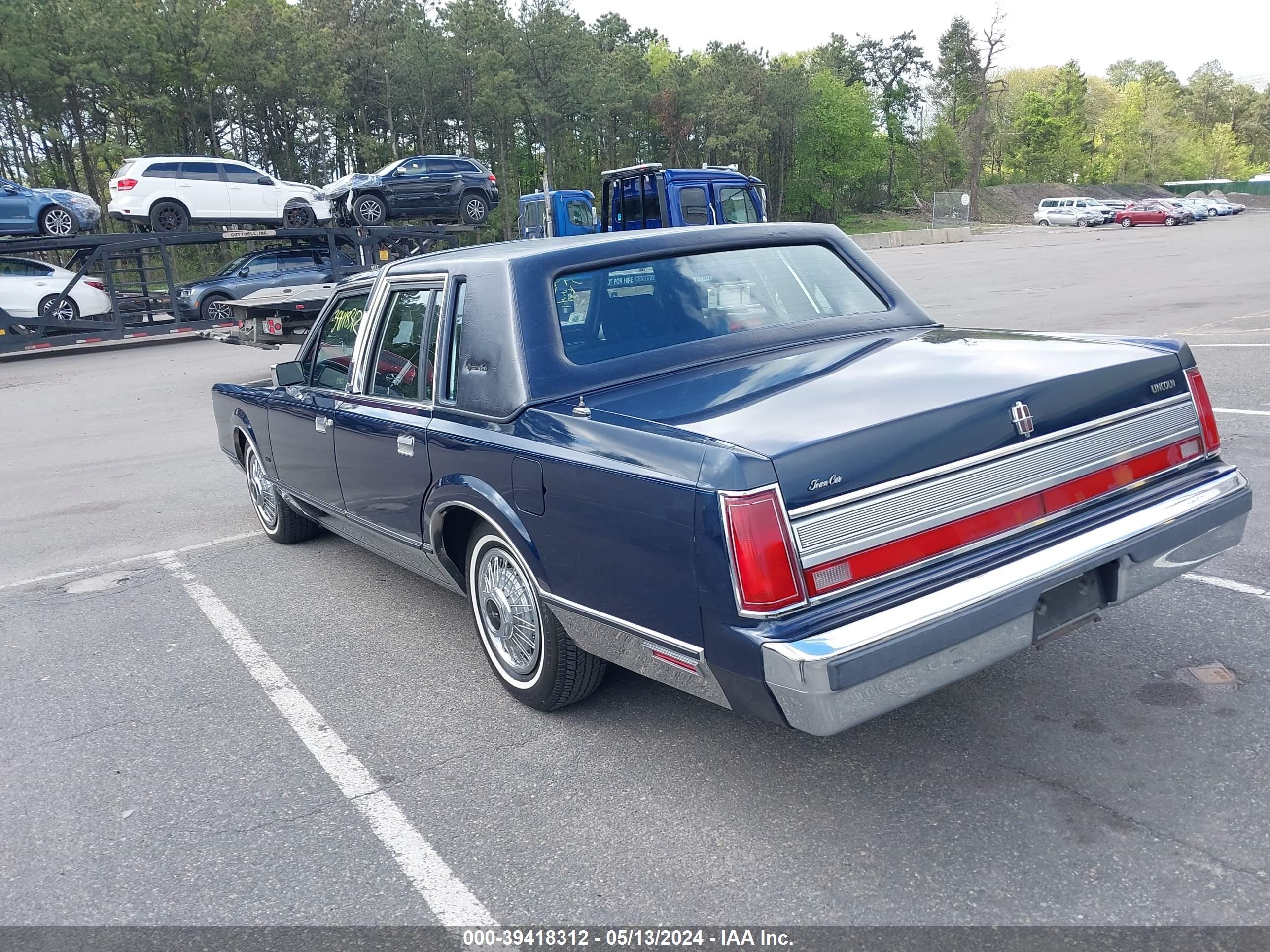 Photo 2 VIN: 1LNBM82F8KY710437 - LINCOLN TOWN CAR 