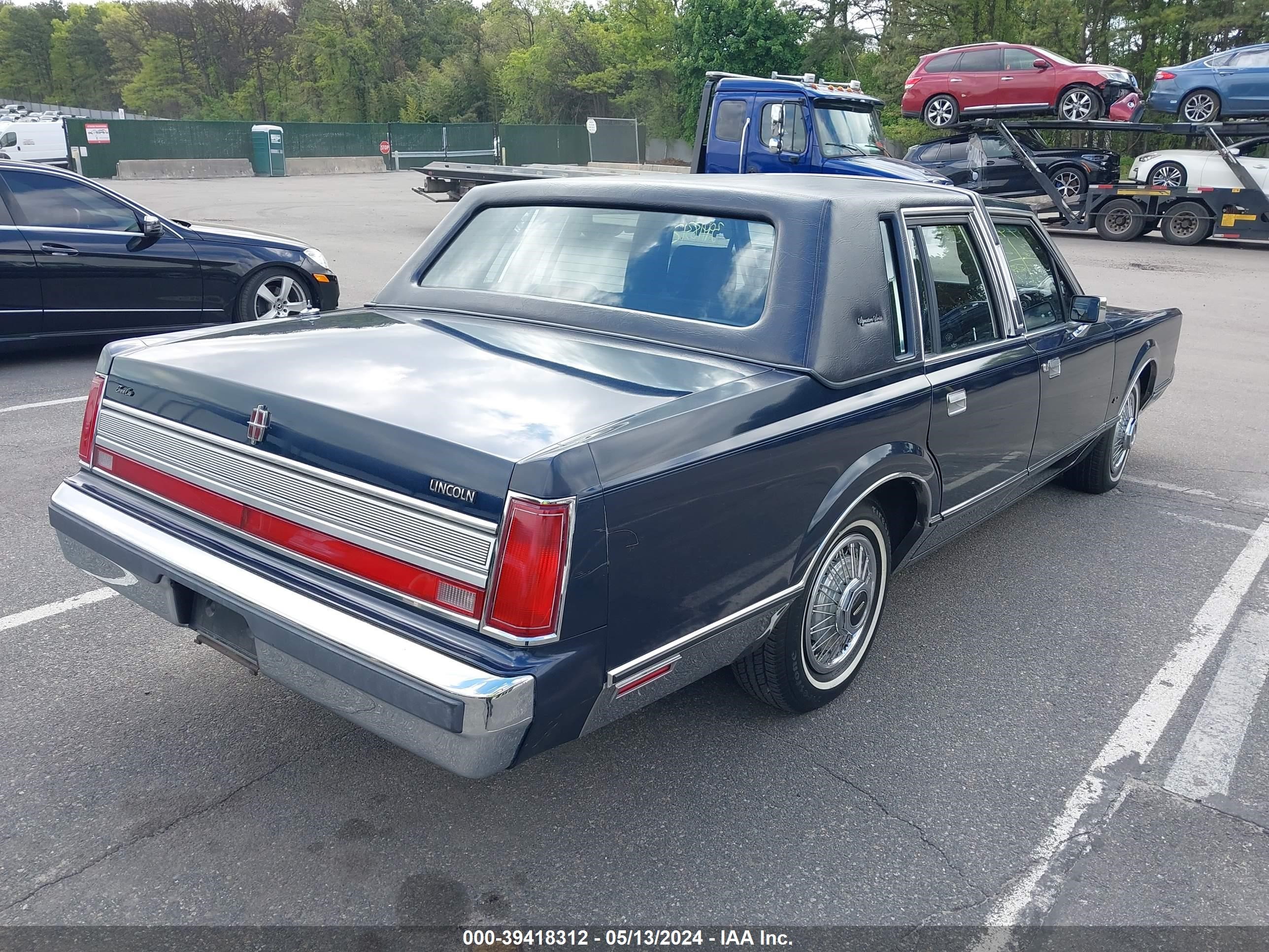 Photo 3 VIN: 1LNBM82F8KY710437 - LINCOLN TOWN CAR 