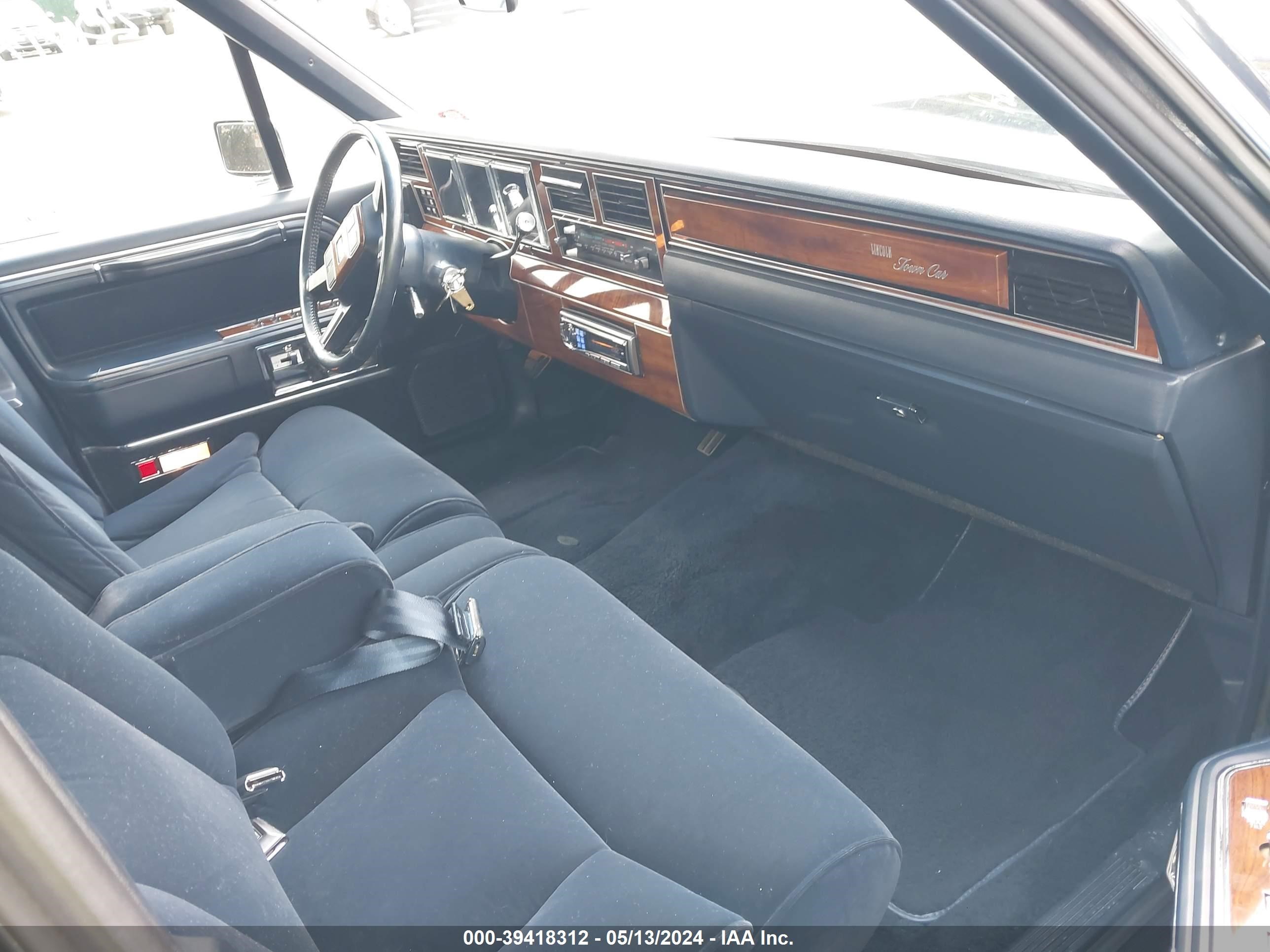 Photo 4 VIN: 1LNBM82F8KY710437 - LINCOLN TOWN CAR 