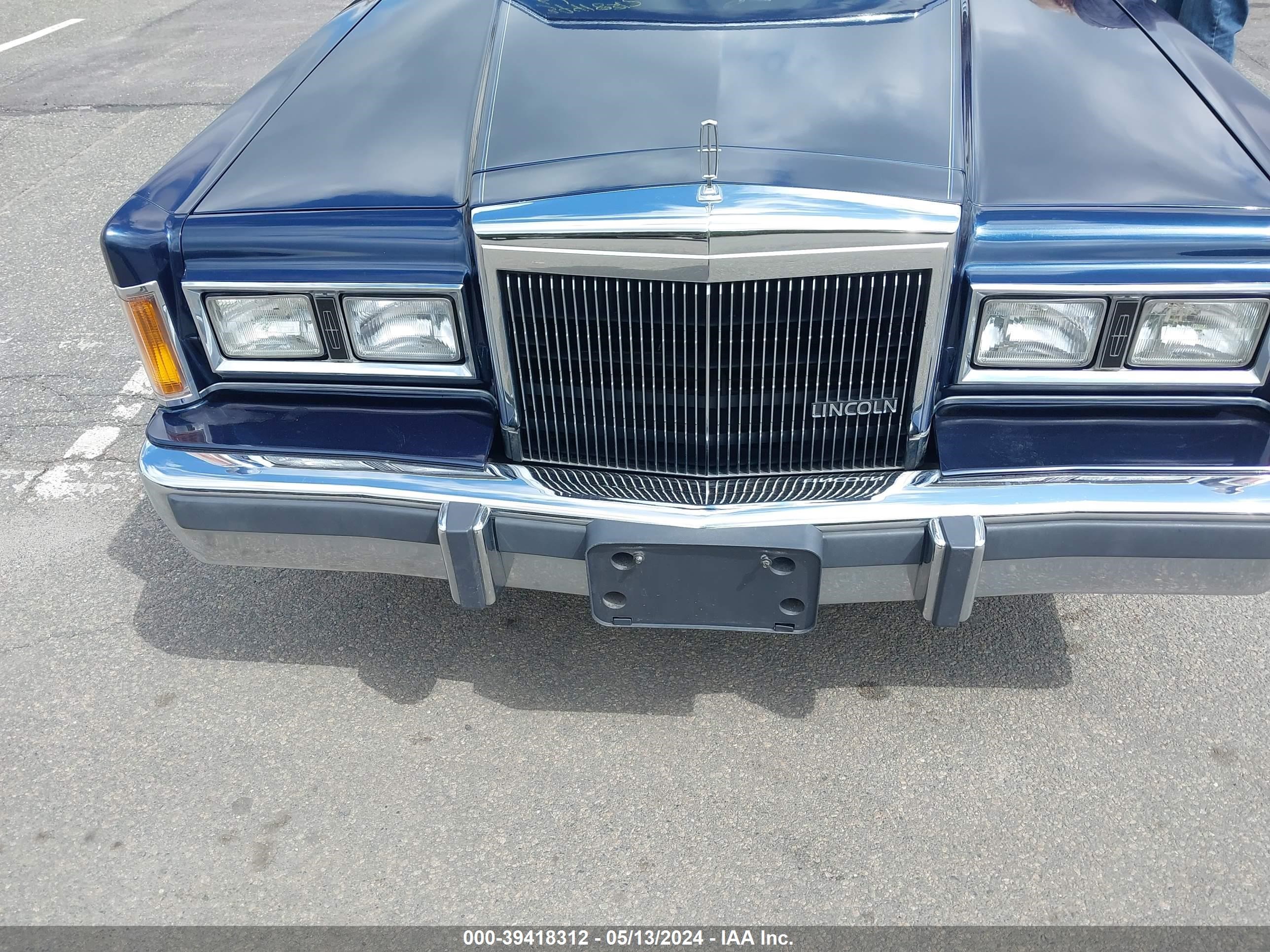 Photo 5 VIN: 1LNBM82F8KY710437 - LINCOLN TOWN CAR 