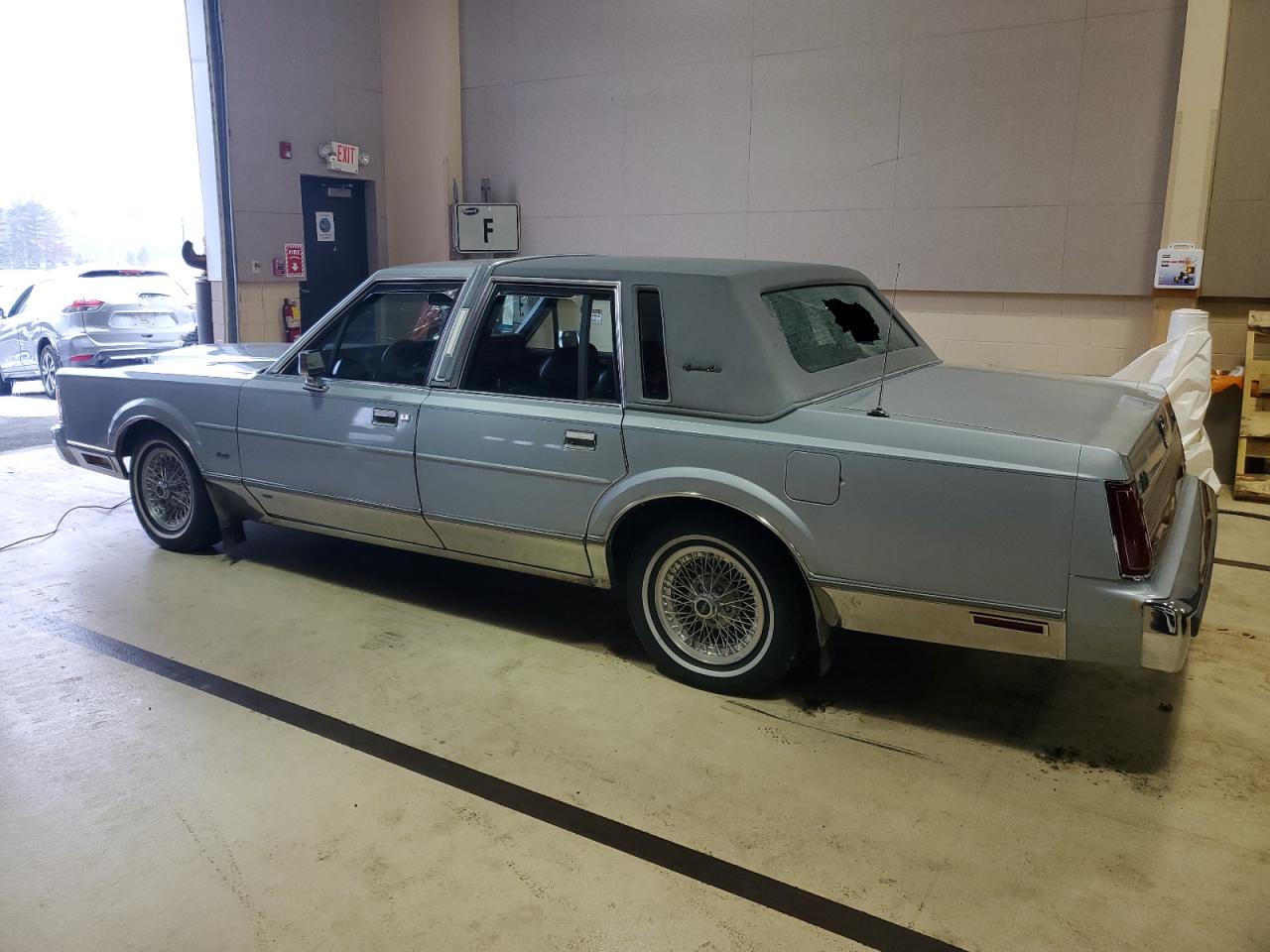 Photo 1 VIN: 1LNBM82F8KY784263 - LINCOLN TOWN CAR 