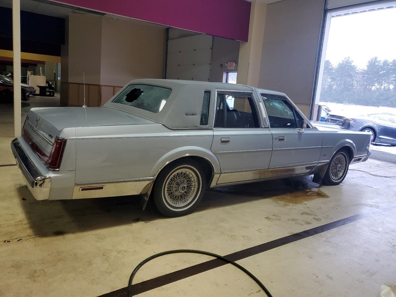 Photo 2 VIN: 1LNBM82F8KY784263 - LINCOLN TOWN CAR 