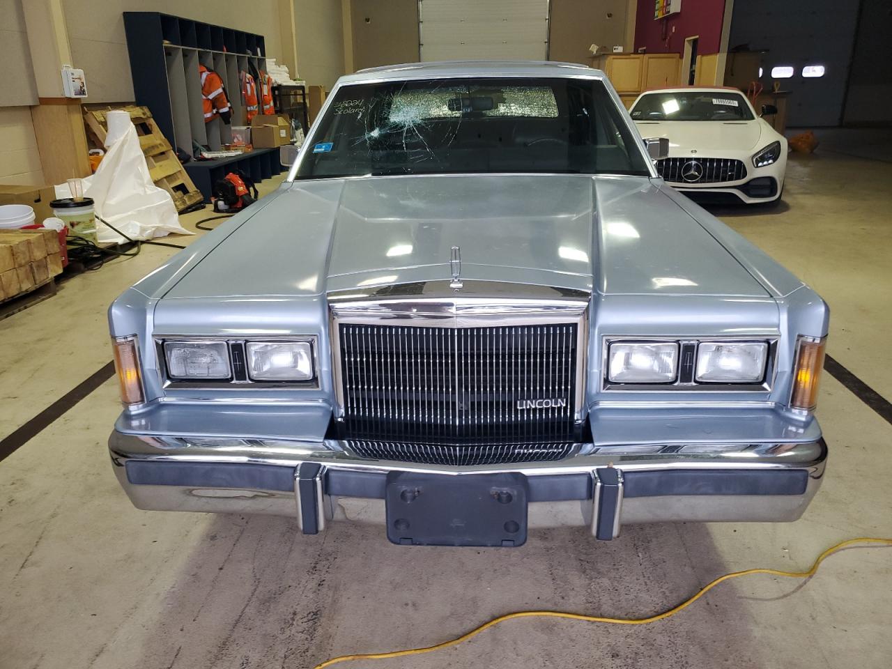 Photo 4 VIN: 1LNBM82F8KY784263 - LINCOLN TOWN CAR 