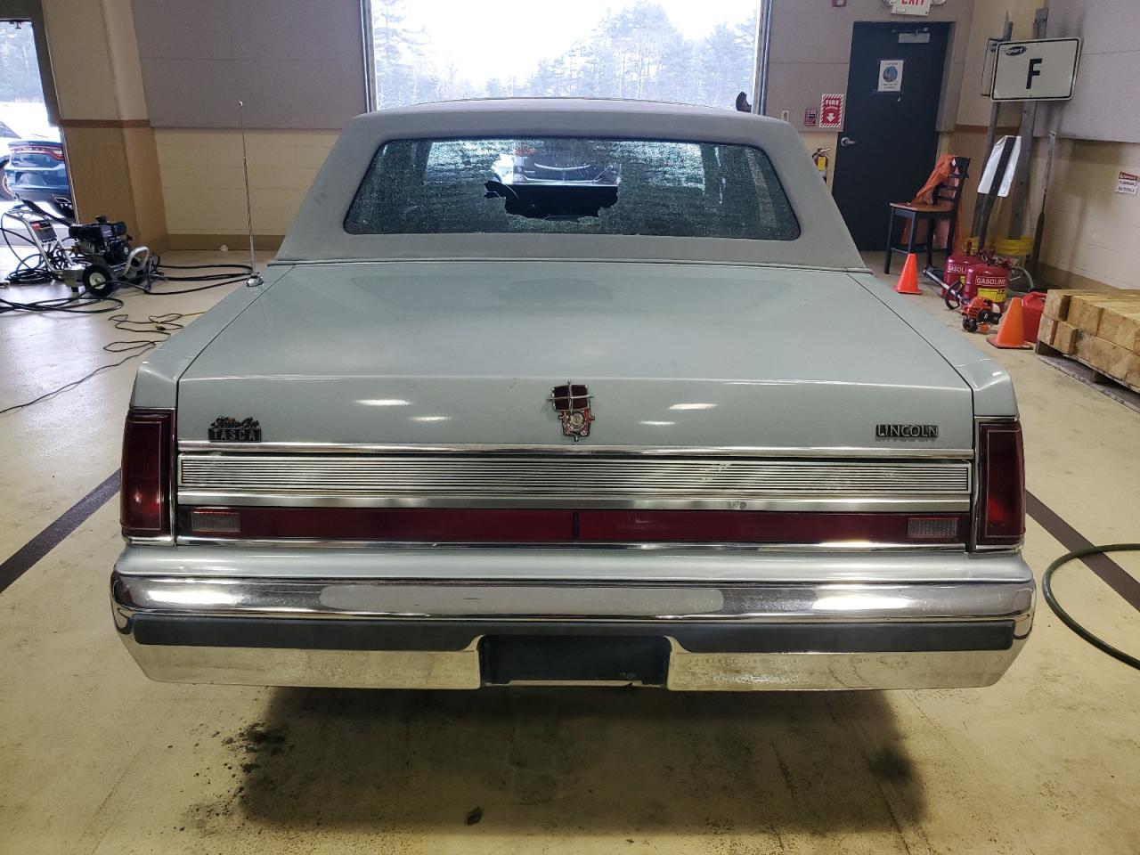 Photo 5 VIN: 1LNBM82F8KY784263 - LINCOLN TOWN CAR 