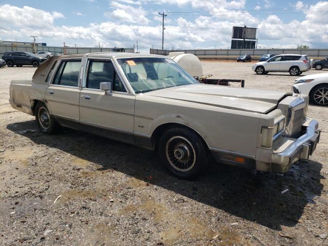 Photo 3 VIN: 1LNBM82F9JY665670 - LINCOLN TOWNCAR 