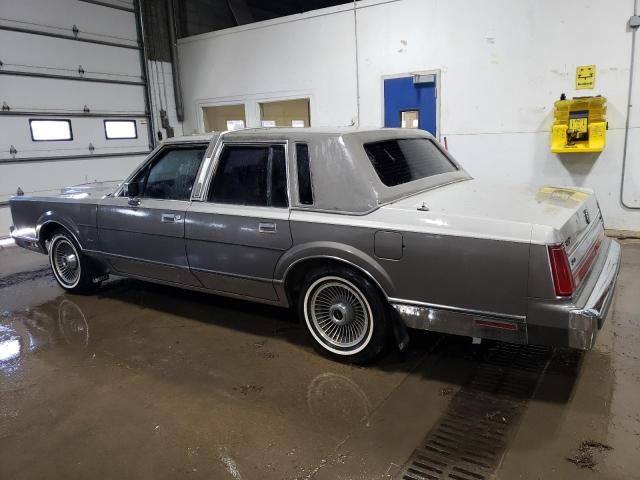 Photo 1 VIN: 1LNBM83F1JY818492 - LINCOLN TOWNCAR 