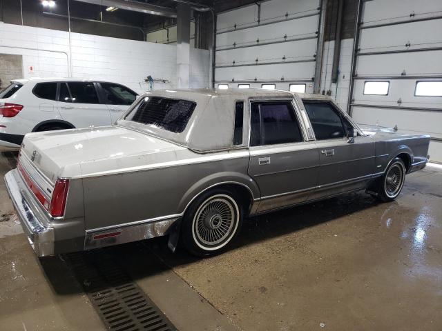 Photo 2 VIN: 1LNBM83F1JY818492 - LINCOLN TOWNCAR 