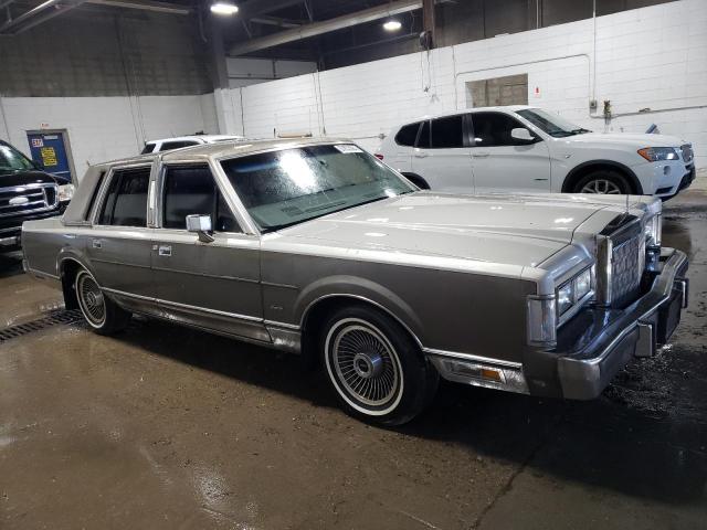 Photo 3 VIN: 1LNBM83F1JY818492 - LINCOLN TOWNCAR 