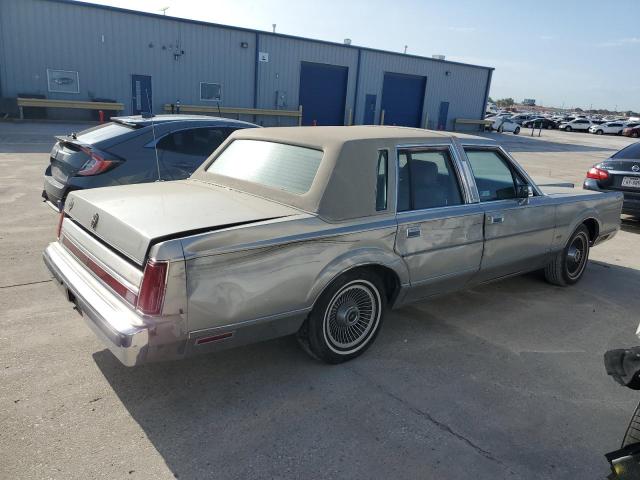 Photo 2 VIN: 1LNBM83F3JY632601 - LINCOLN TOWNCAR 