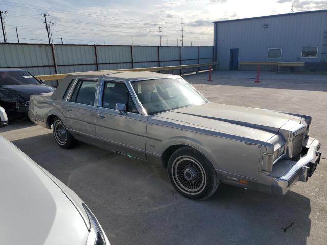 Photo 3 VIN: 1LNBM83F3JY632601 - LINCOLN TOWNCAR 