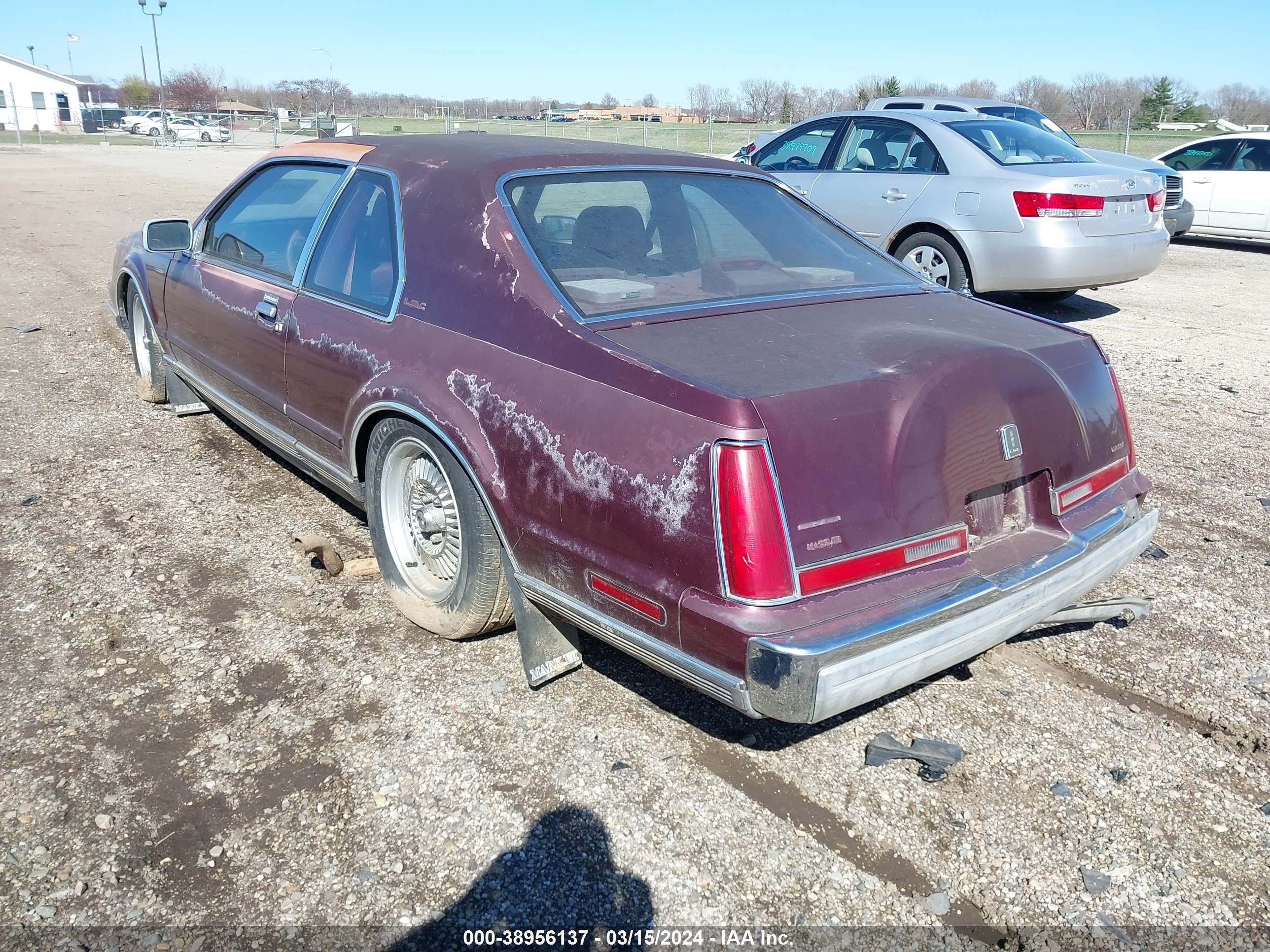 Photo 2 VIN: 1LNBM93E8KY600208 - LINCOLN MARK VII 