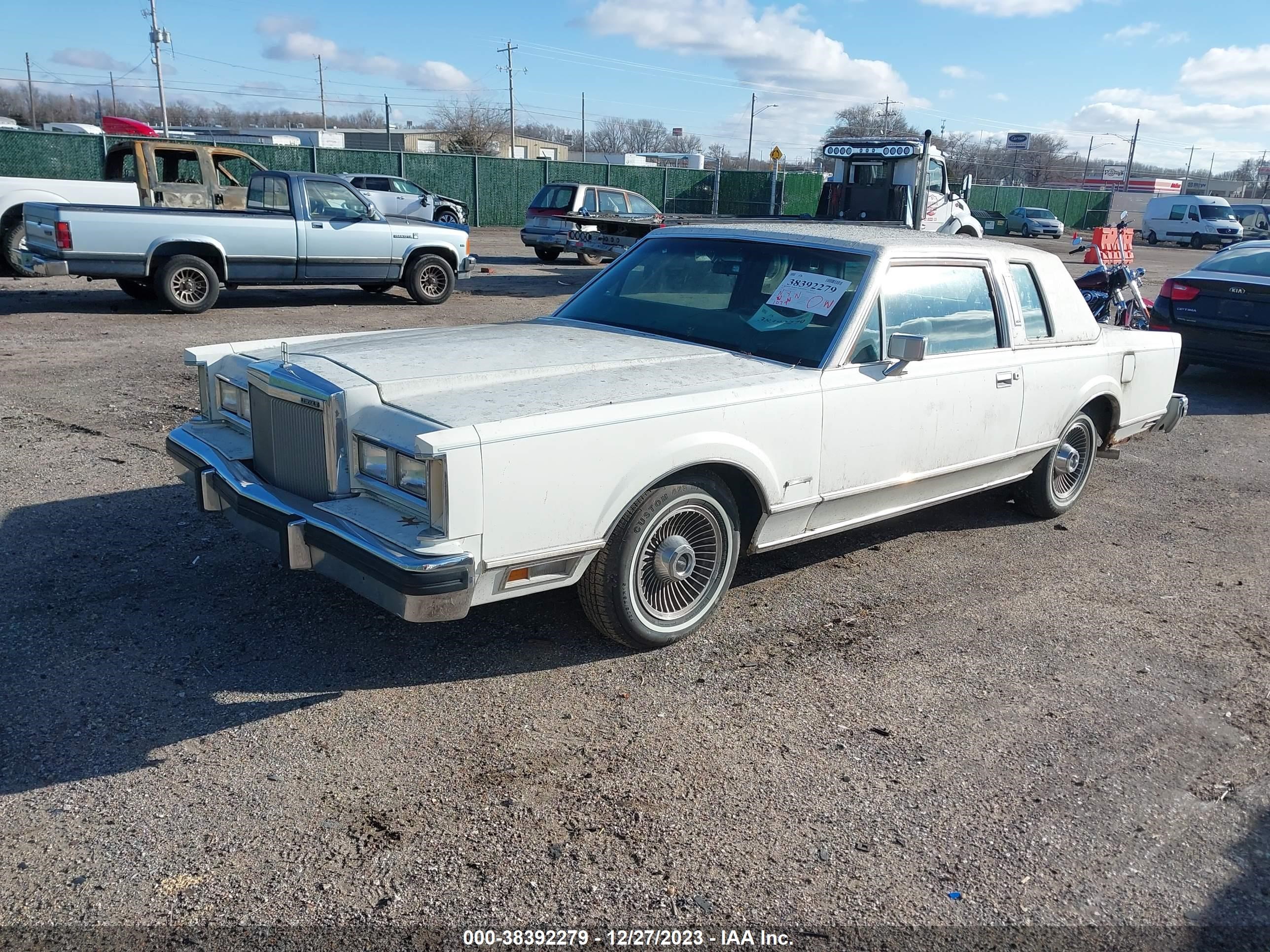 Photo 1 VIN: 1LNBP93F2BY614282 - LINCOLN TOWN CAR 