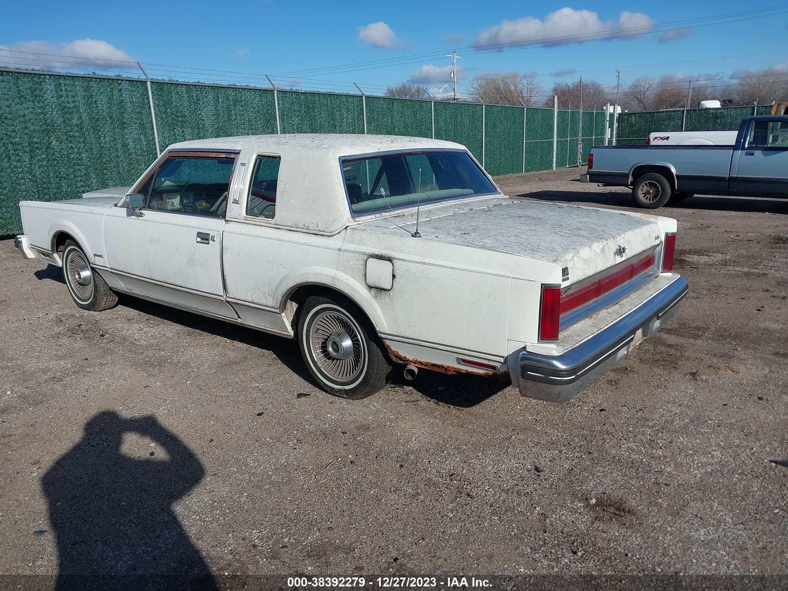 Photo 2 VIN: 1LNBP93F2BY614282 - LINCOLN TOWN CAR 