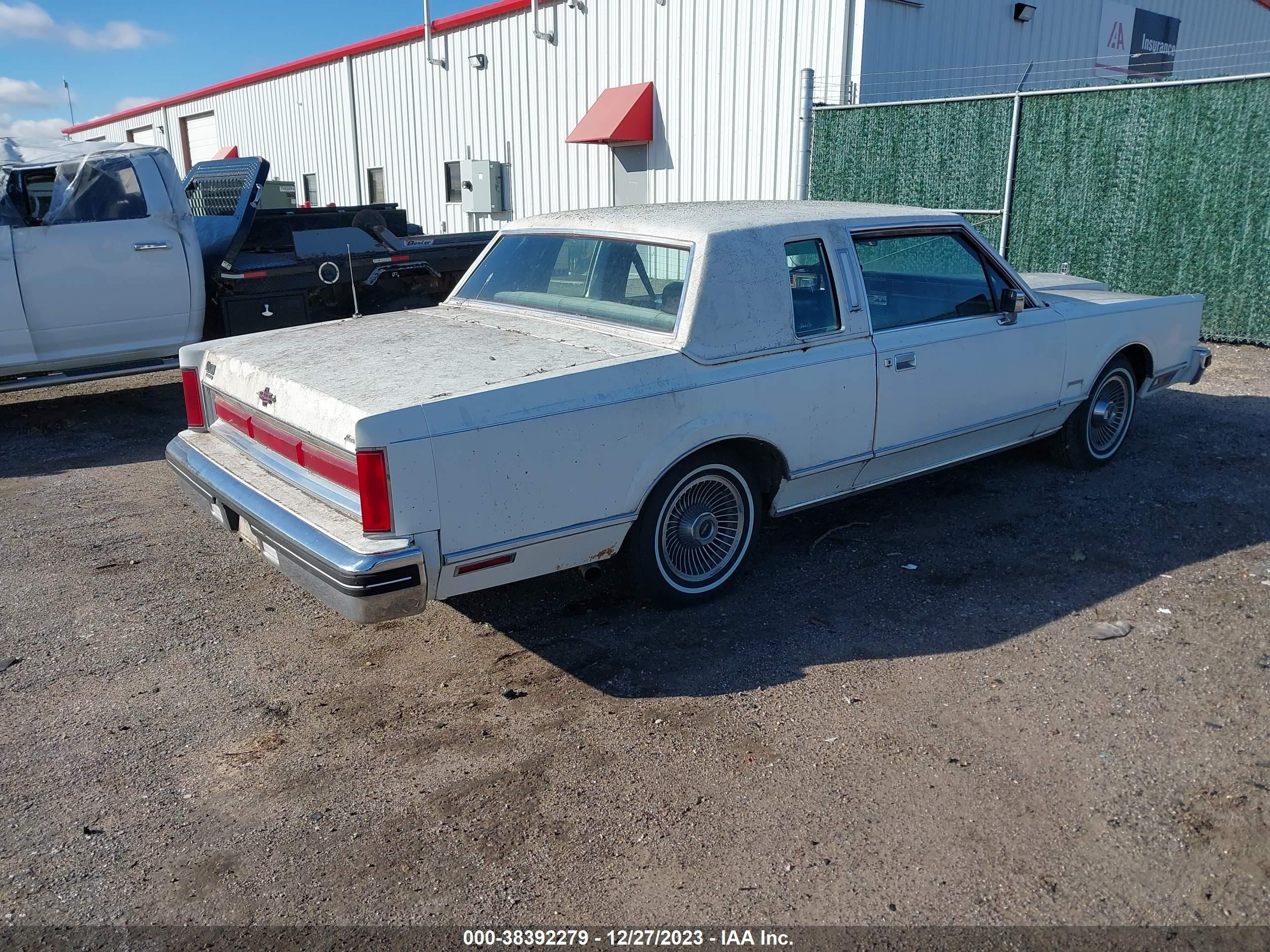 Photo 3 VIN: 1LNBP93F2BY614282 - LINCOLN TOWN CAR 