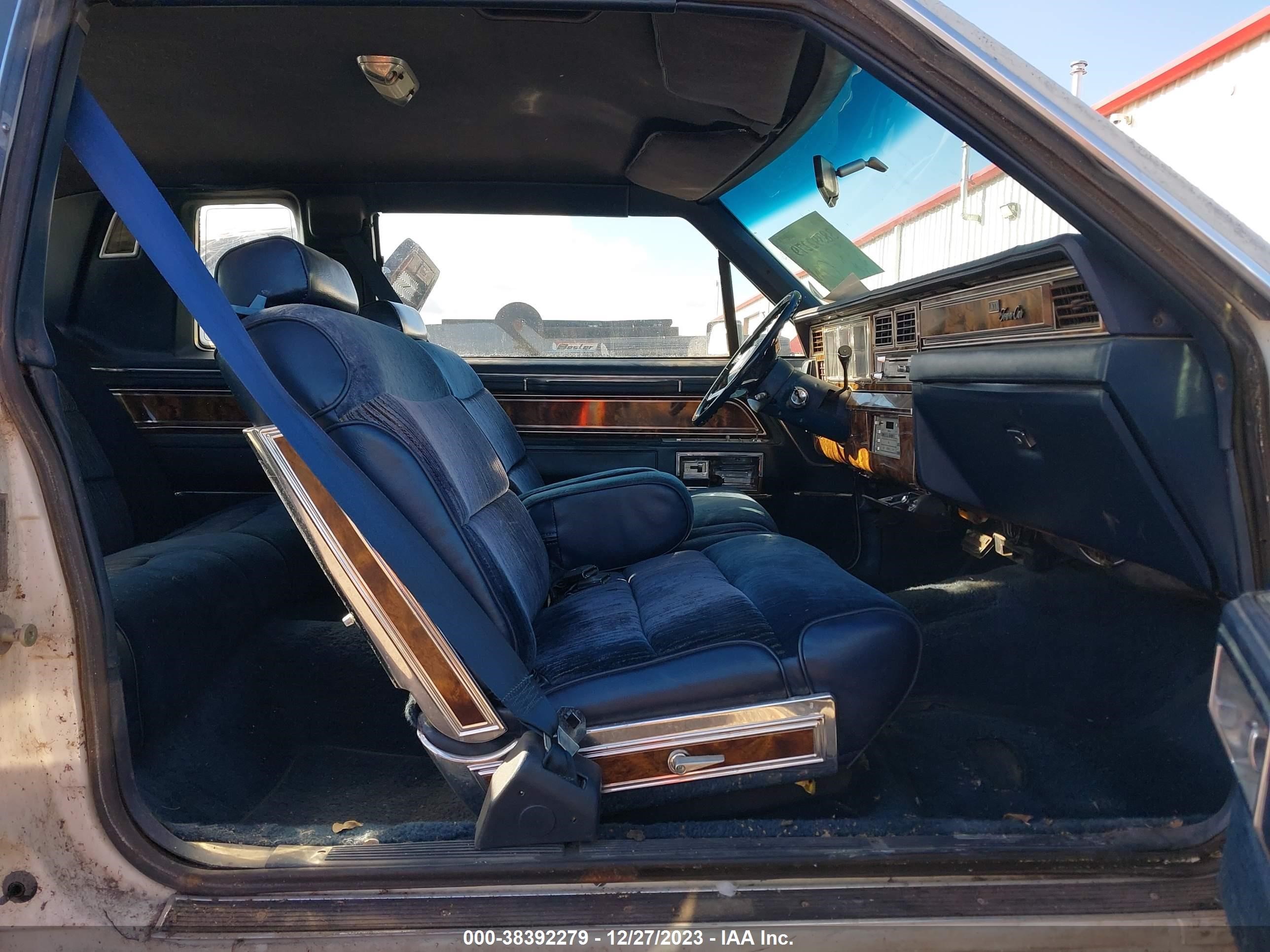 Photo 4 VIN: 1LNBP93F2BY614282 - LINCOLN TOWN CAR 