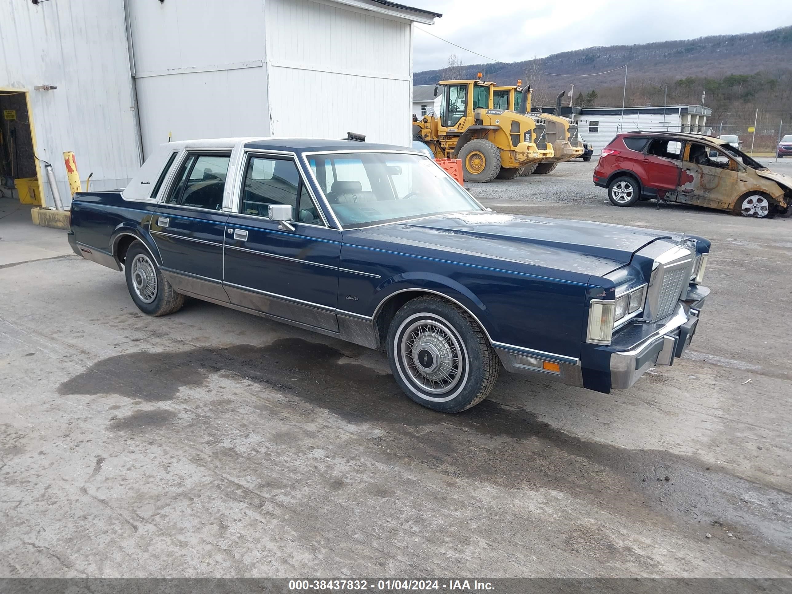 Photo 0 VIN: 1LNBP96F0FY660548 - LINCOLN TOWN CAR 