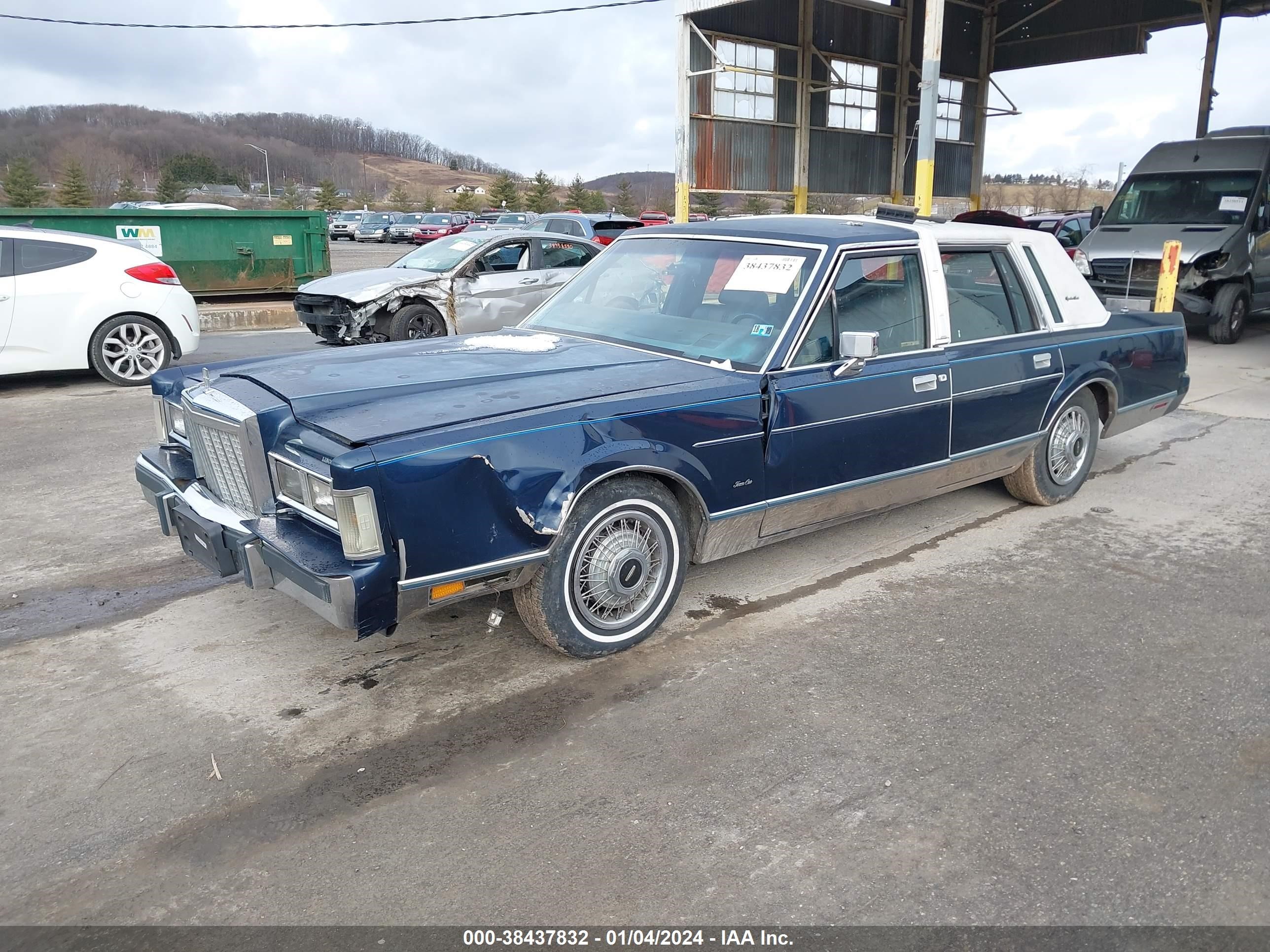 Photo 1 VIN: 1LNBP96F0FY660548 - LINCOLN TOWN CAR 