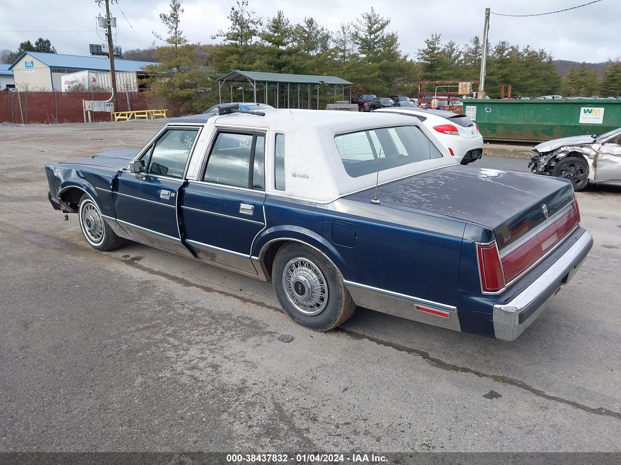 Photo 2 VIN: 1LNBP96F0FY660548 - LINCOLN TOWN CAR 