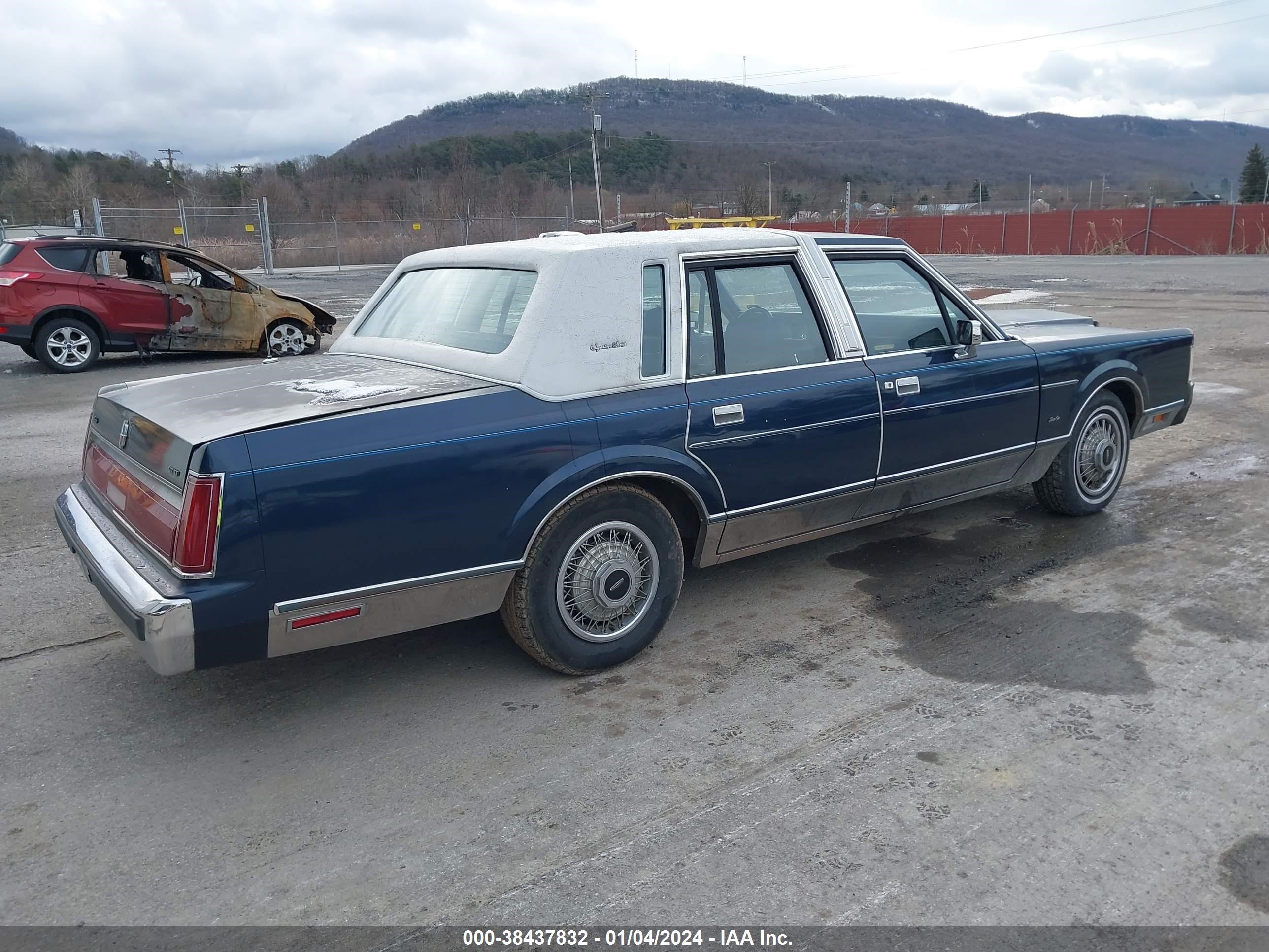 Photo 3 VIN: 1LNBP96F0FY660548 - LINCOLN TOWN CAR 