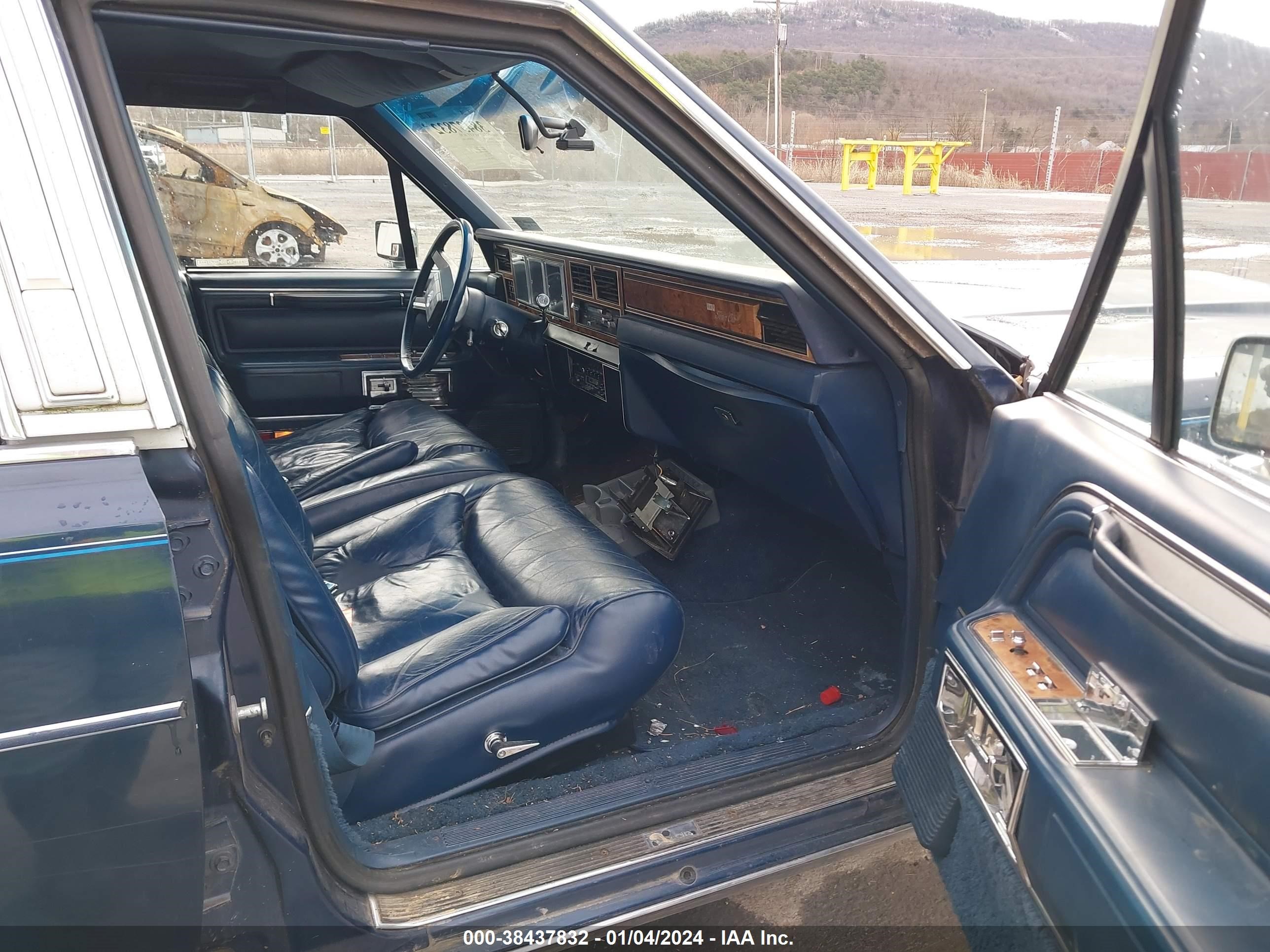 Photo 4 VIN: 1LNBP96F0FY660548 - LINCOLN TOWN CAR 