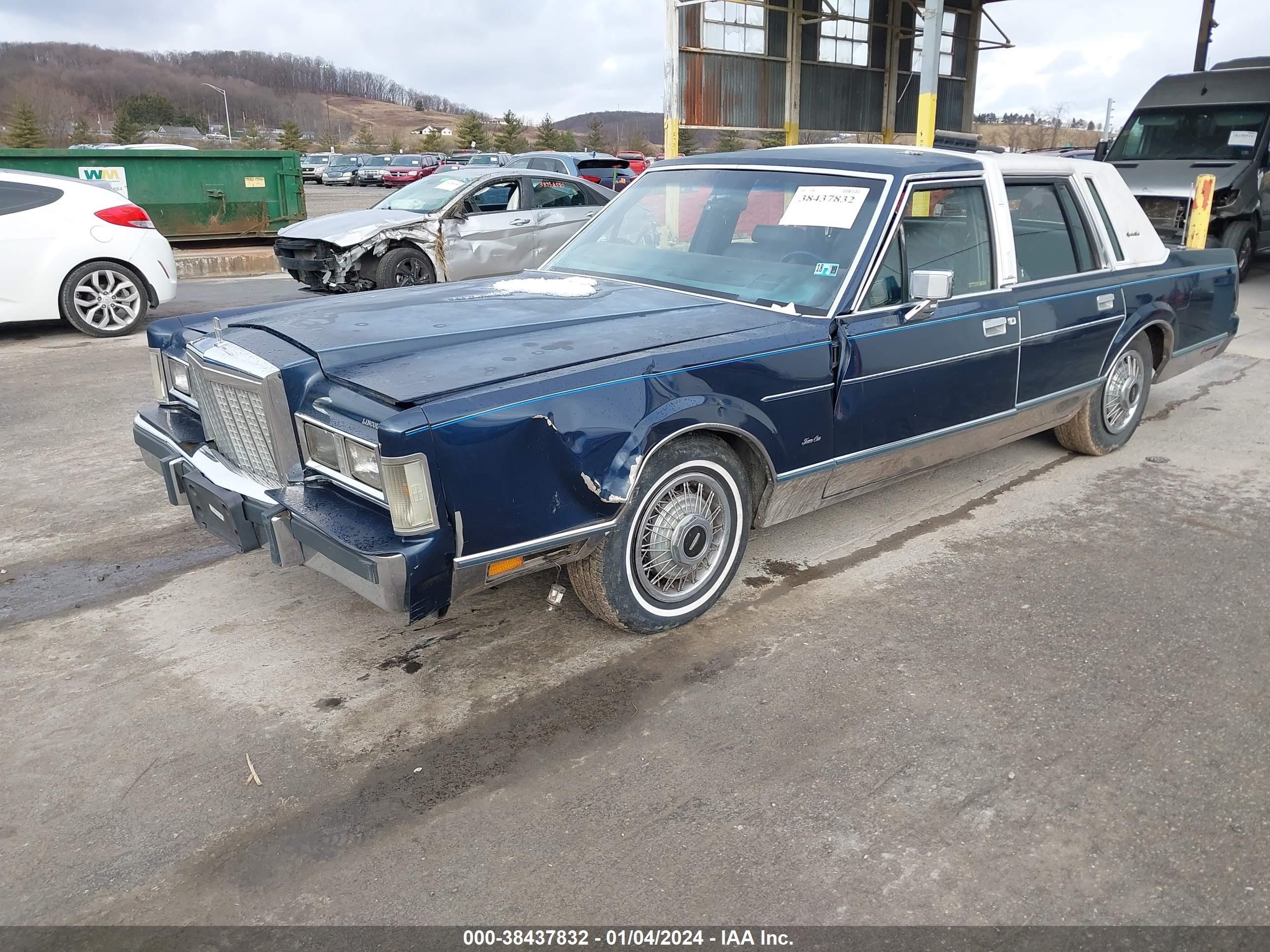 Photo 5 VIN: 1LNBP96F0FY660548 - LINCOLN TOWN CAR 