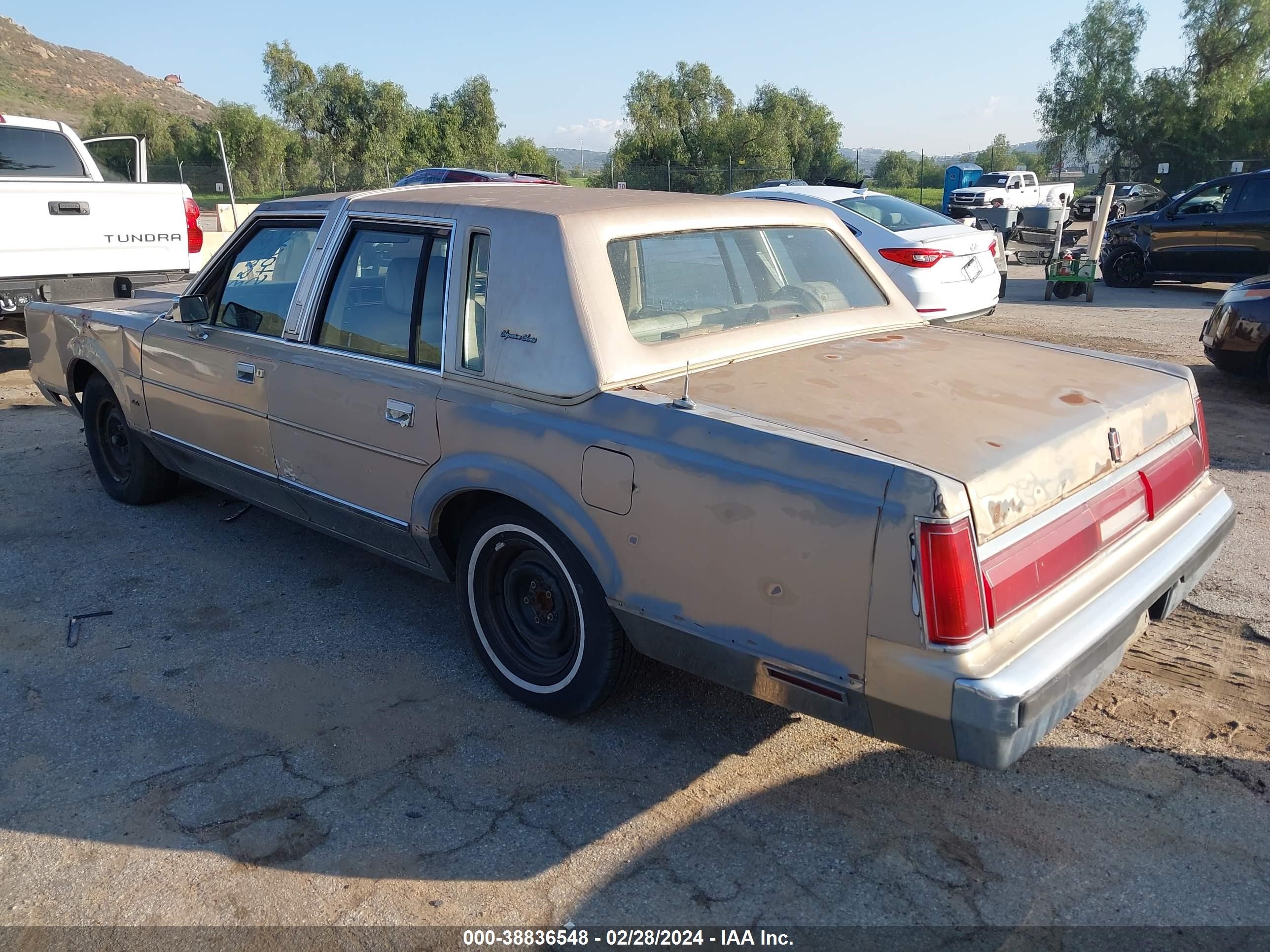 Photo 2 VIN: 1LNBP96F5GY614327 - LINCOLN TOWN CAR 