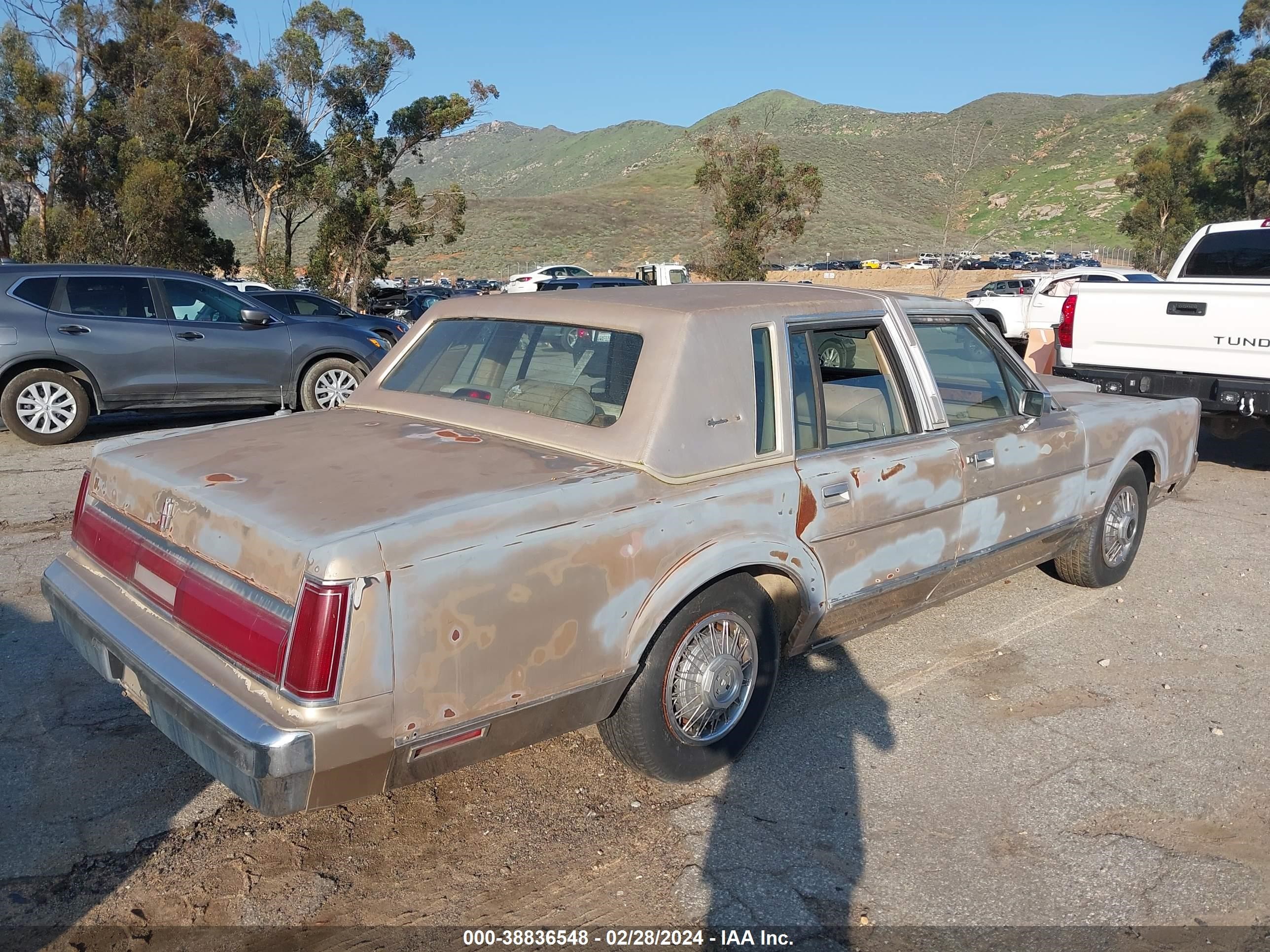 Photo 3 VIN: 1LNBP96F5GY614327 - LINCOLN TOWN CAR 