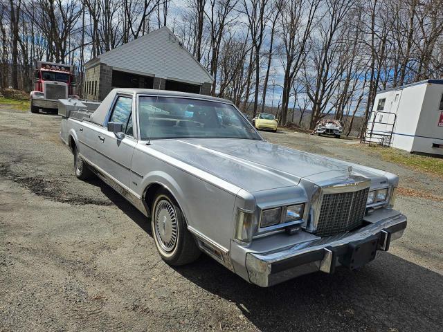 Photo 1 VIN: 1LNBP96F7FY657999 - LINCOLN TOWNCAR 