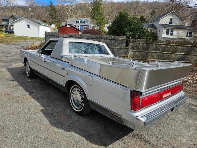 Photo 2 VIN: 1LNBP96F7FY657999 - LINCOLN TOWNCAR 