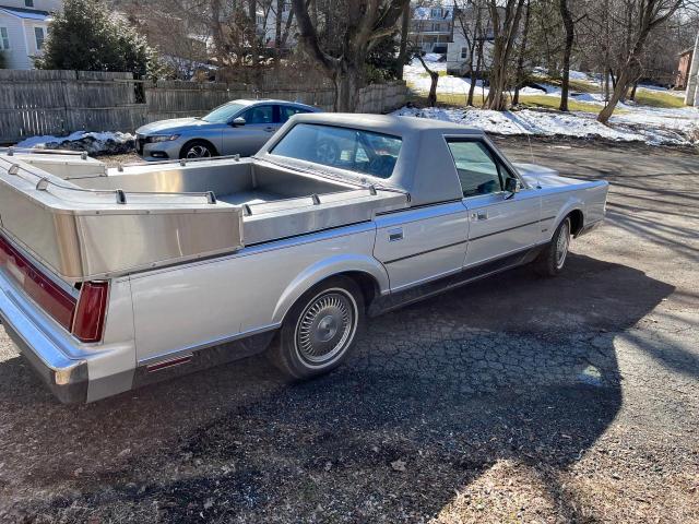 Photo 3 VIN: 1LNBP96F7FY657999 - LINCOLN TOWNCAR 