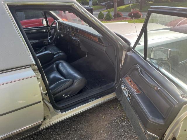 Photo 4 VIN: 1LNBP96F7FY657999 - LINCOLN TOWNCAR 