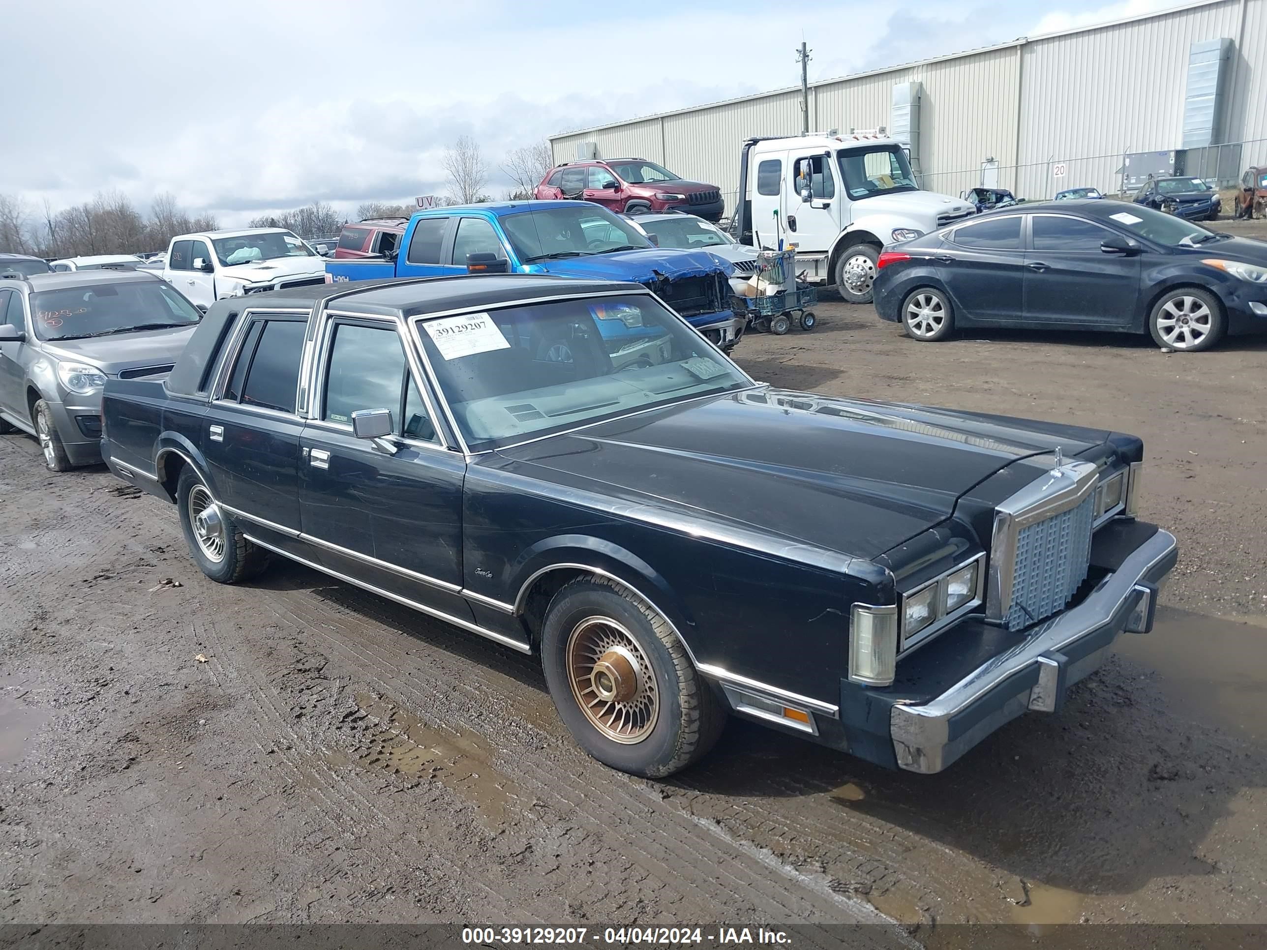 Photo 0 VIN: 1LNBP96F9FY607122 - LINCOLN TOWN CAR 