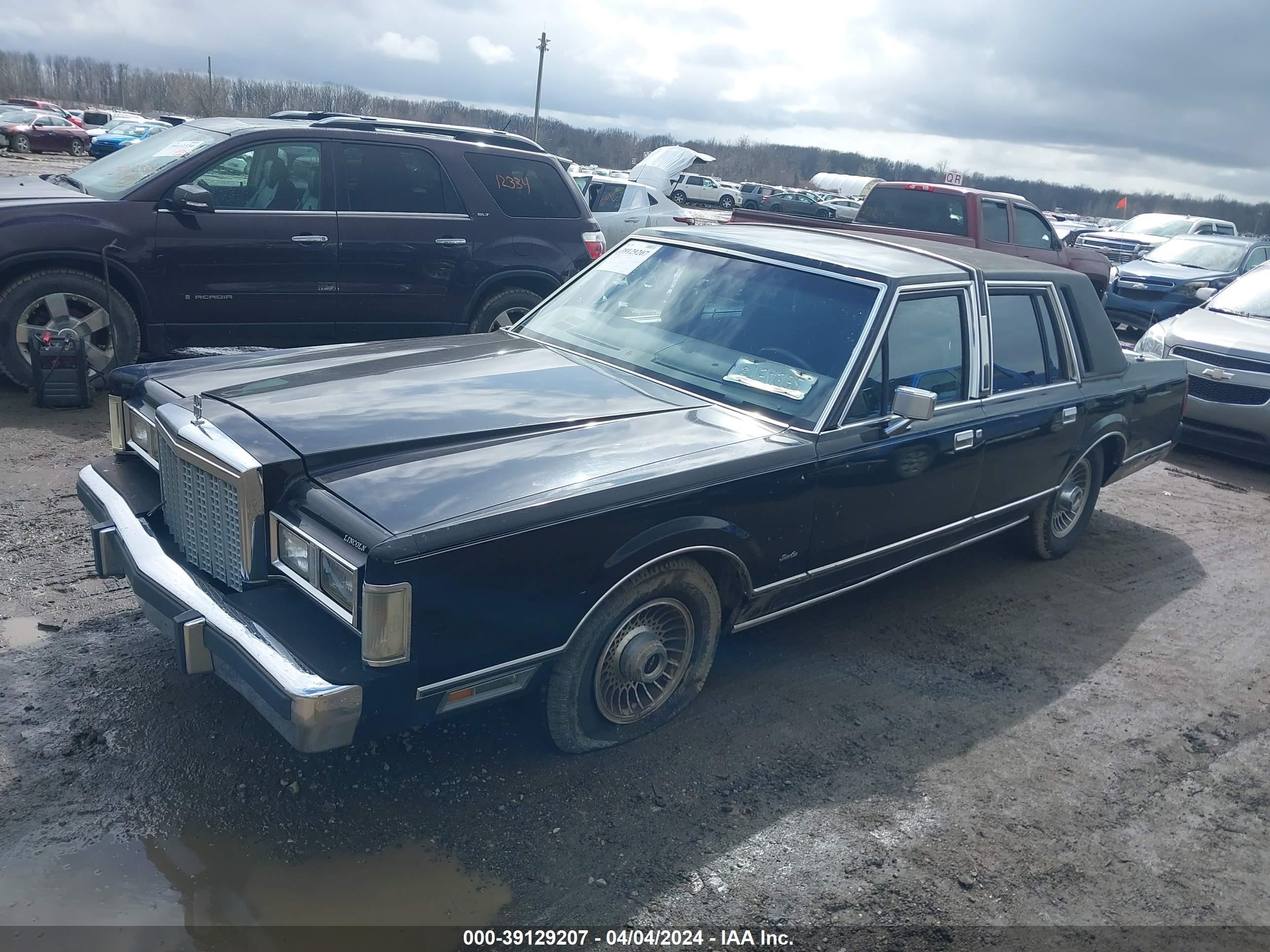 Photo 1 VIN: 1LNBP96F9FY607122 - LINCOLN TOWN CAR 