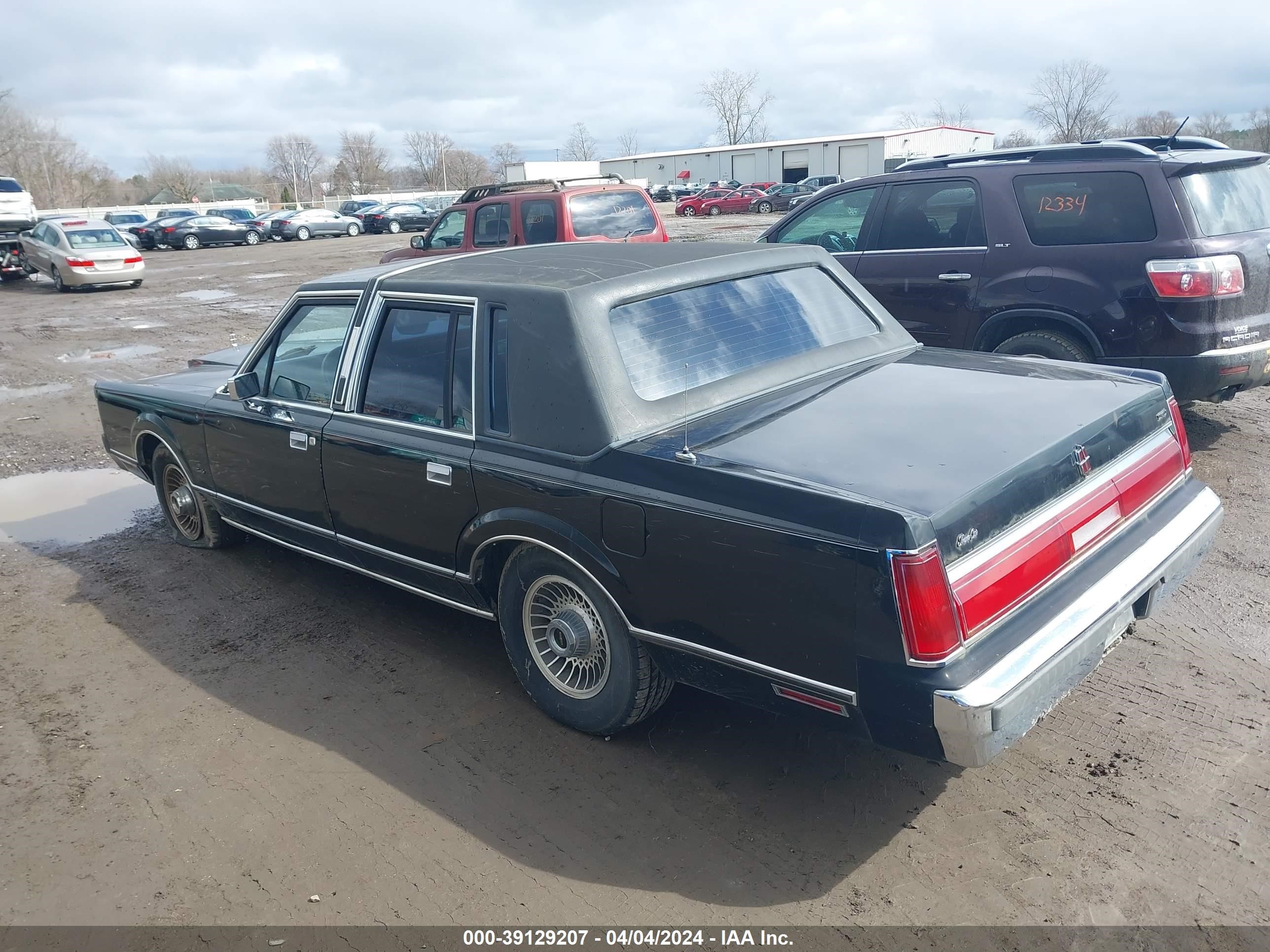 Photo 2 VIN: 1LNBP96F9FY607122 - LINCOLN TOWN CAR 