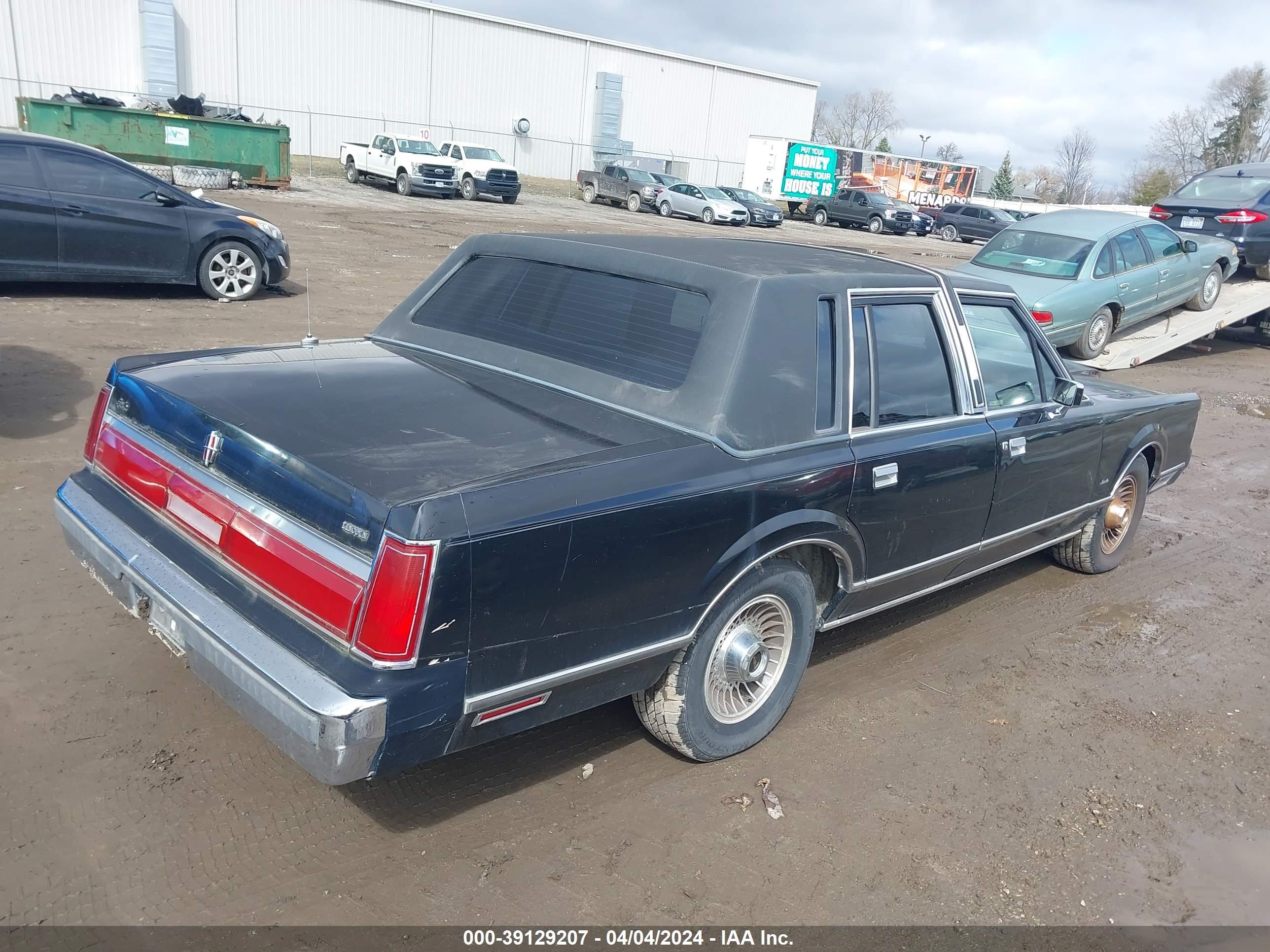 Photo 3 VIN: 1LNBP96F9FY607122 - LINCOLN TOWN CAR 