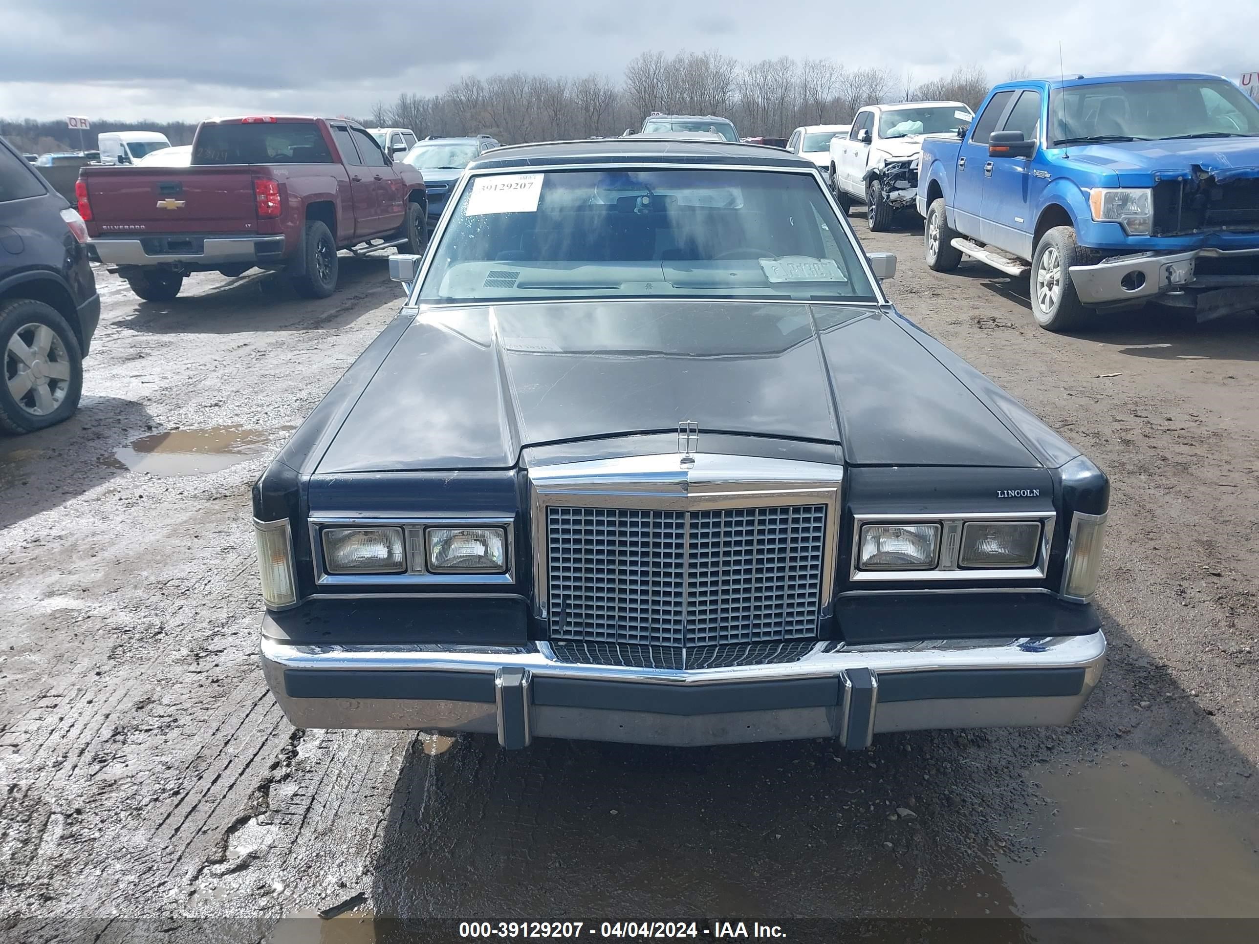 Photo 5 VIN: 1LNBP96F9FY607122 - LINCOLN TOWN CAR 