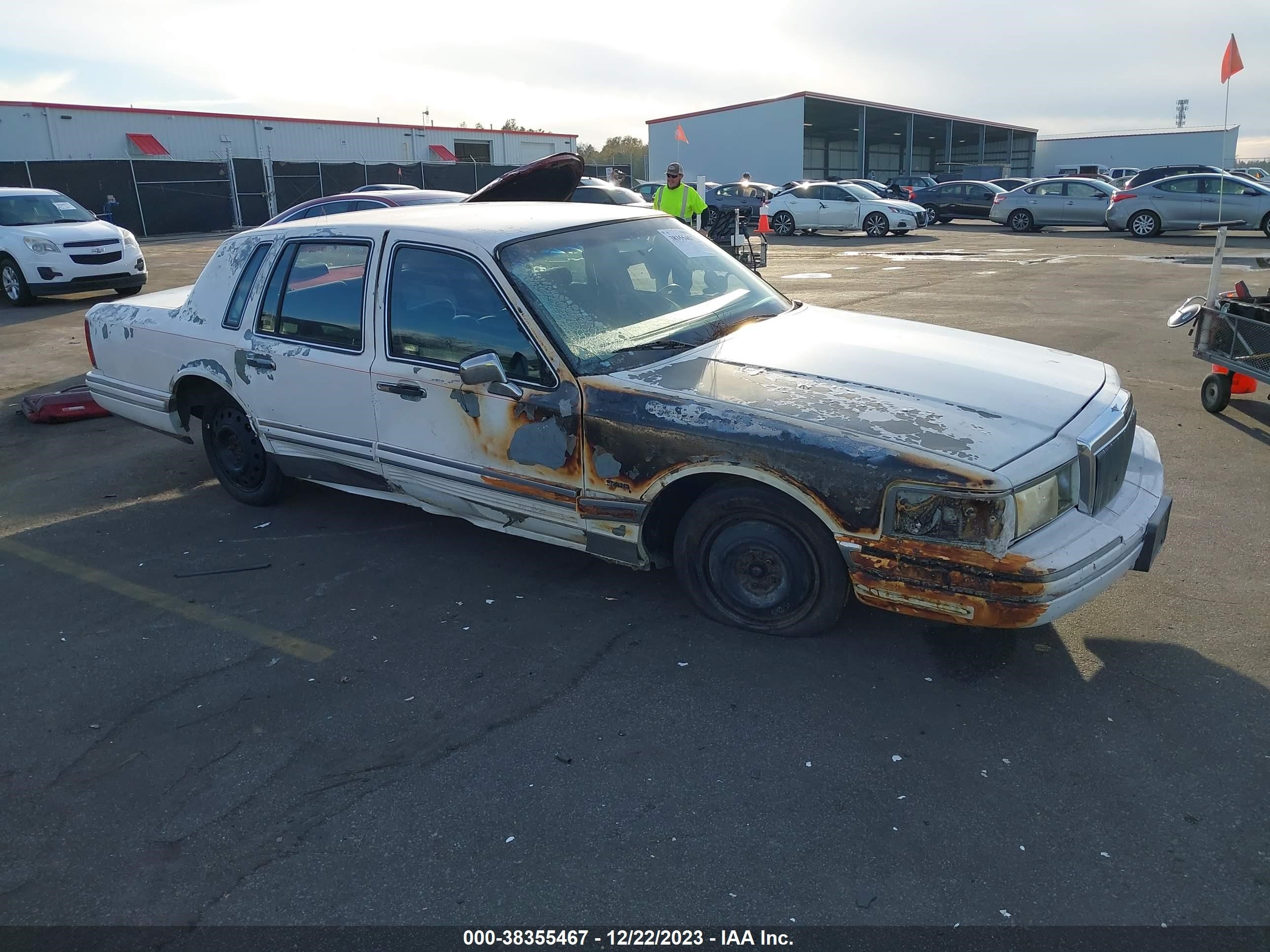 Photo 0 VIN: 1LNCM81W0MY720999 - LINCOLN TOWN CAR 