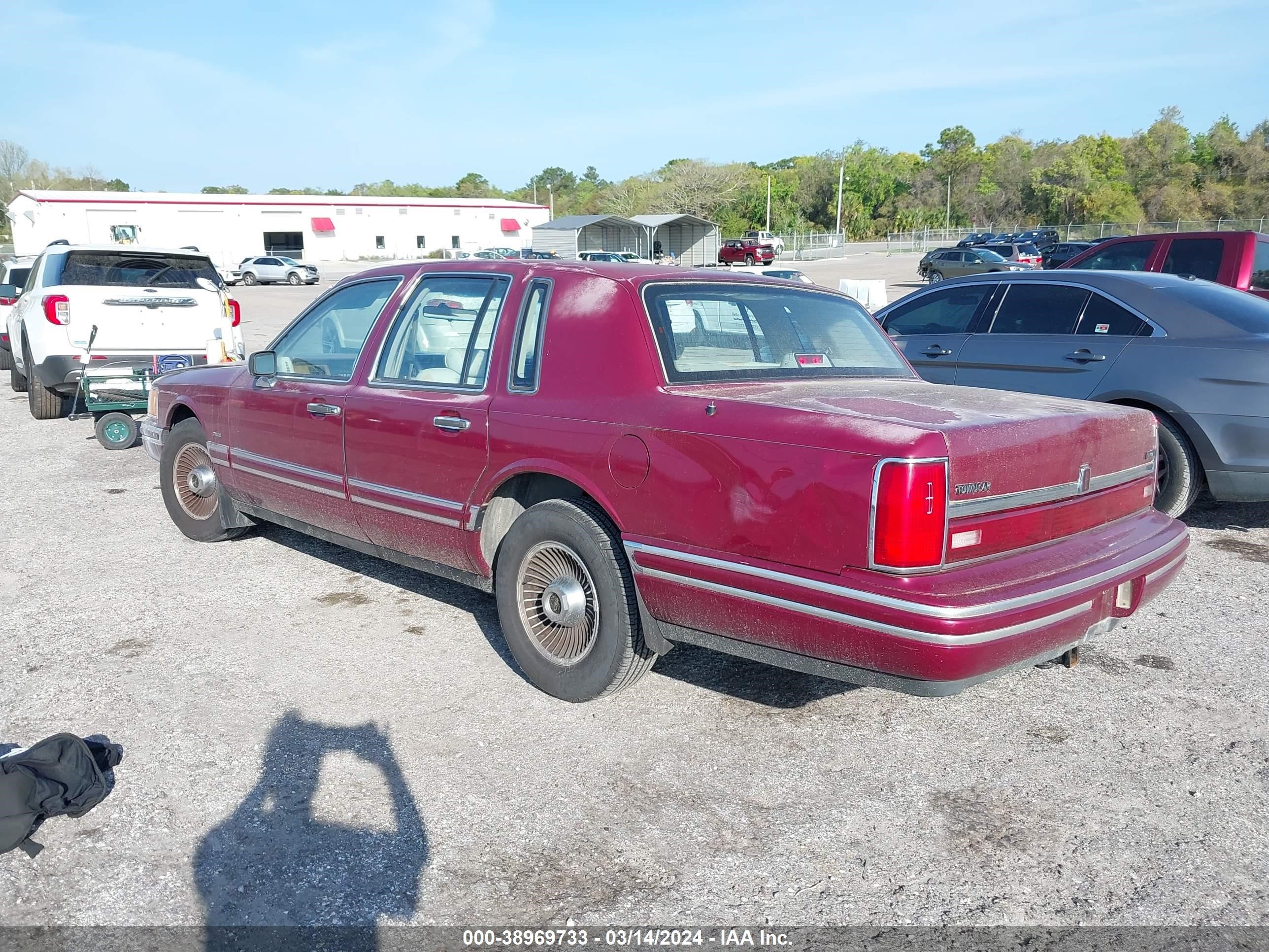 Photo 2 VIN: 1LNCM81W6MY686891 - LINCOLN TOWN CAR 