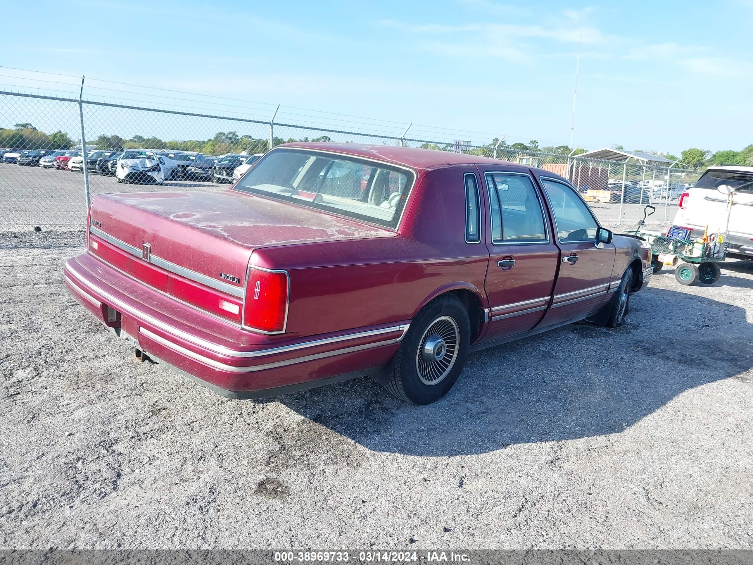 Photo 3 VIN: 1LNCM81W6MY686891 - LINCOLN TOWN CAR 