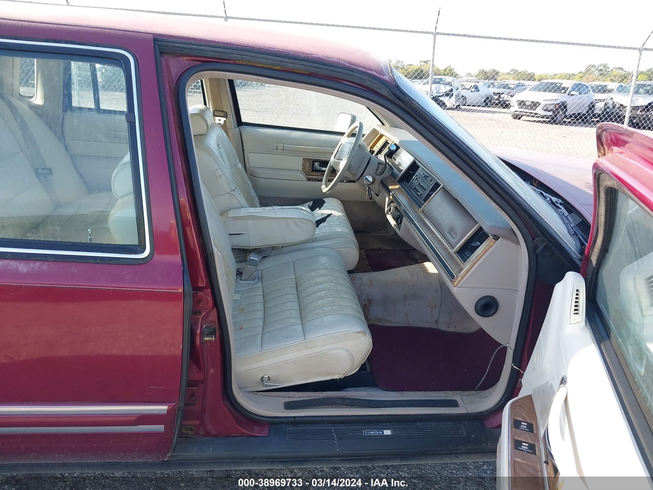 Photo 4 VIN: 1LNCM81W6MY686891 - LINCOLN TOWN CAR 