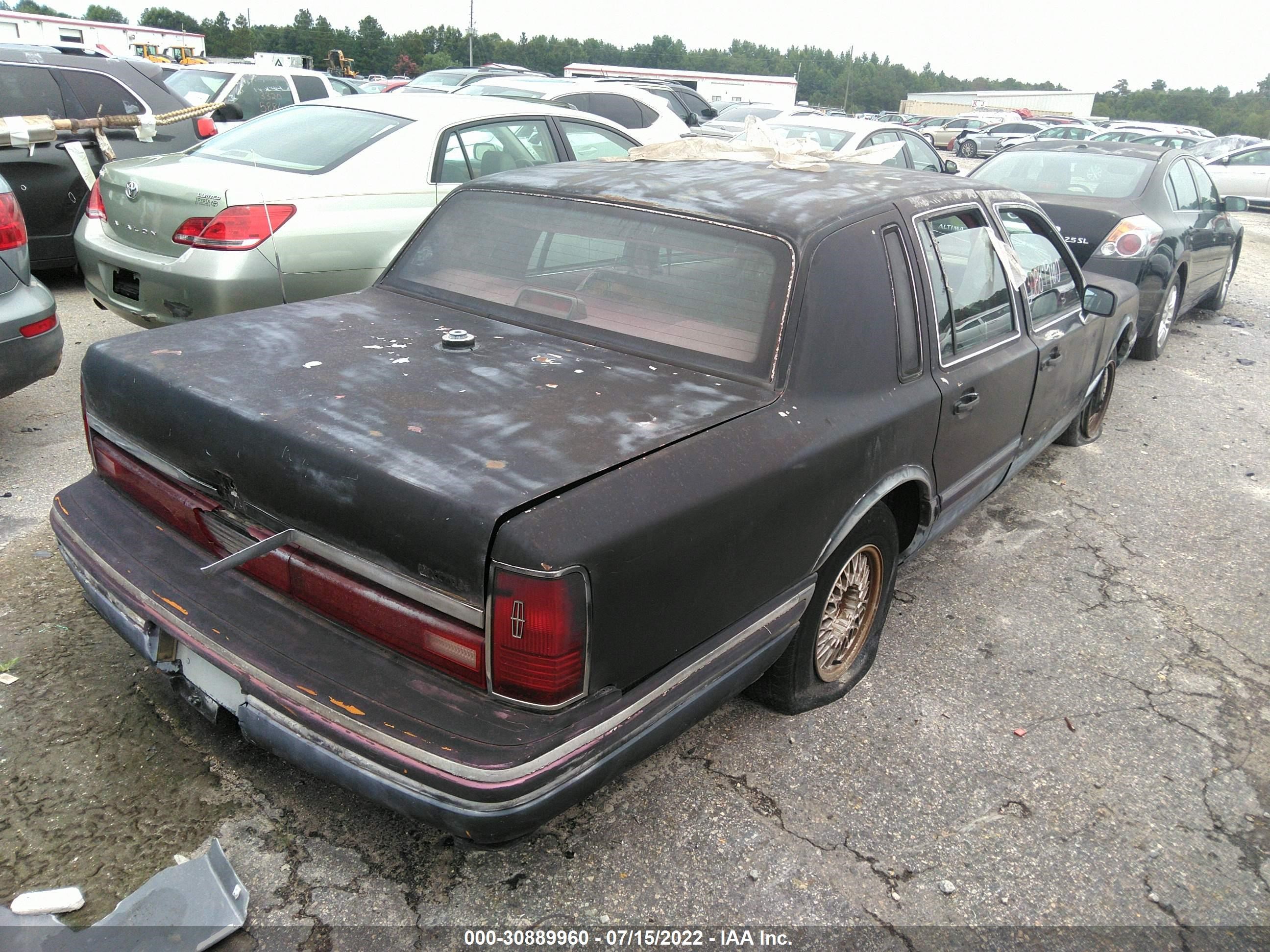 Photo 3 VIN: 1LNCM81W7MY751991 - LINCOLN TOWN CAR 