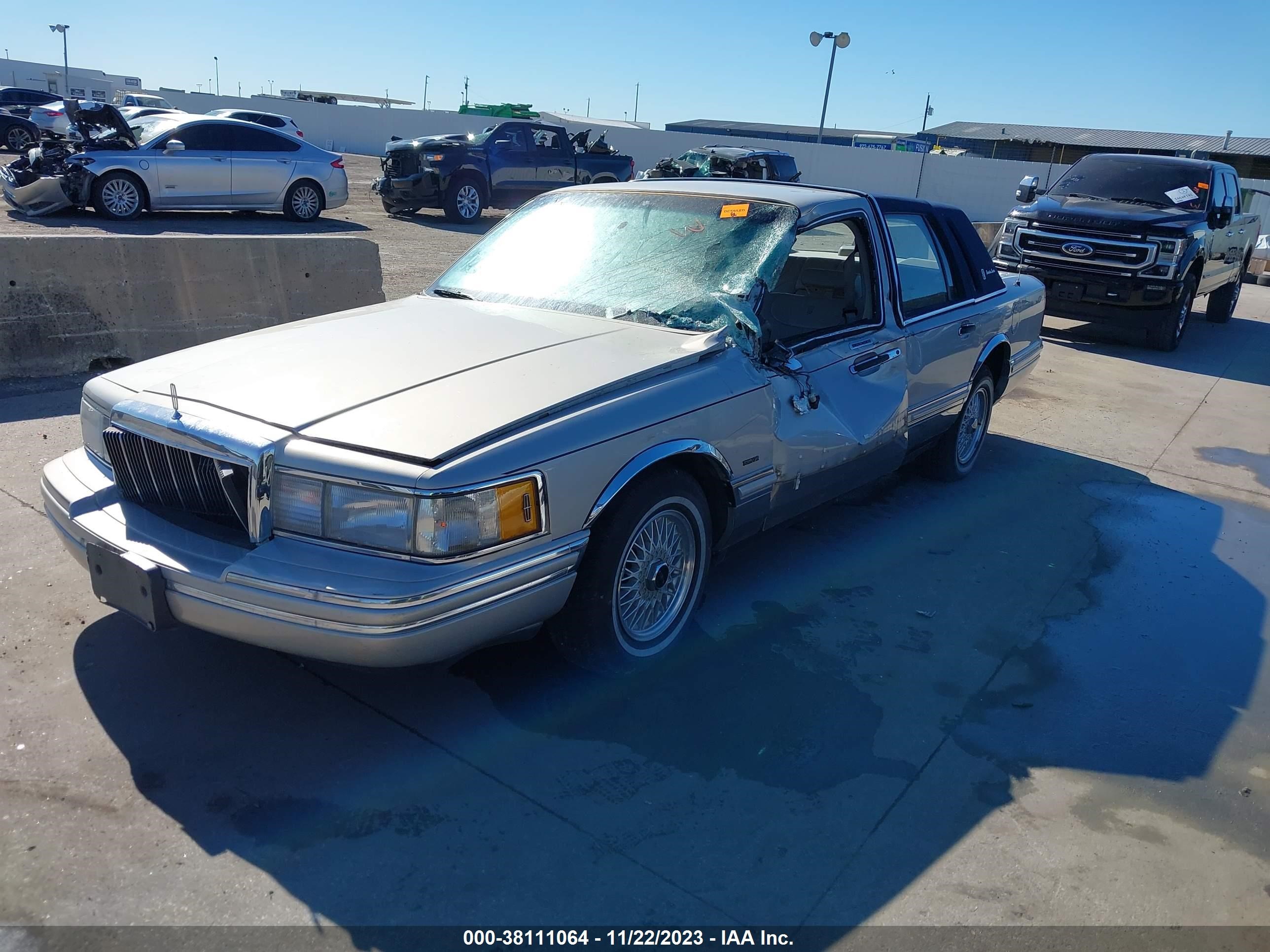 Photo 1 VIN: 1LNCM82W1MY778943 - LINCOLN TOWN CAR 