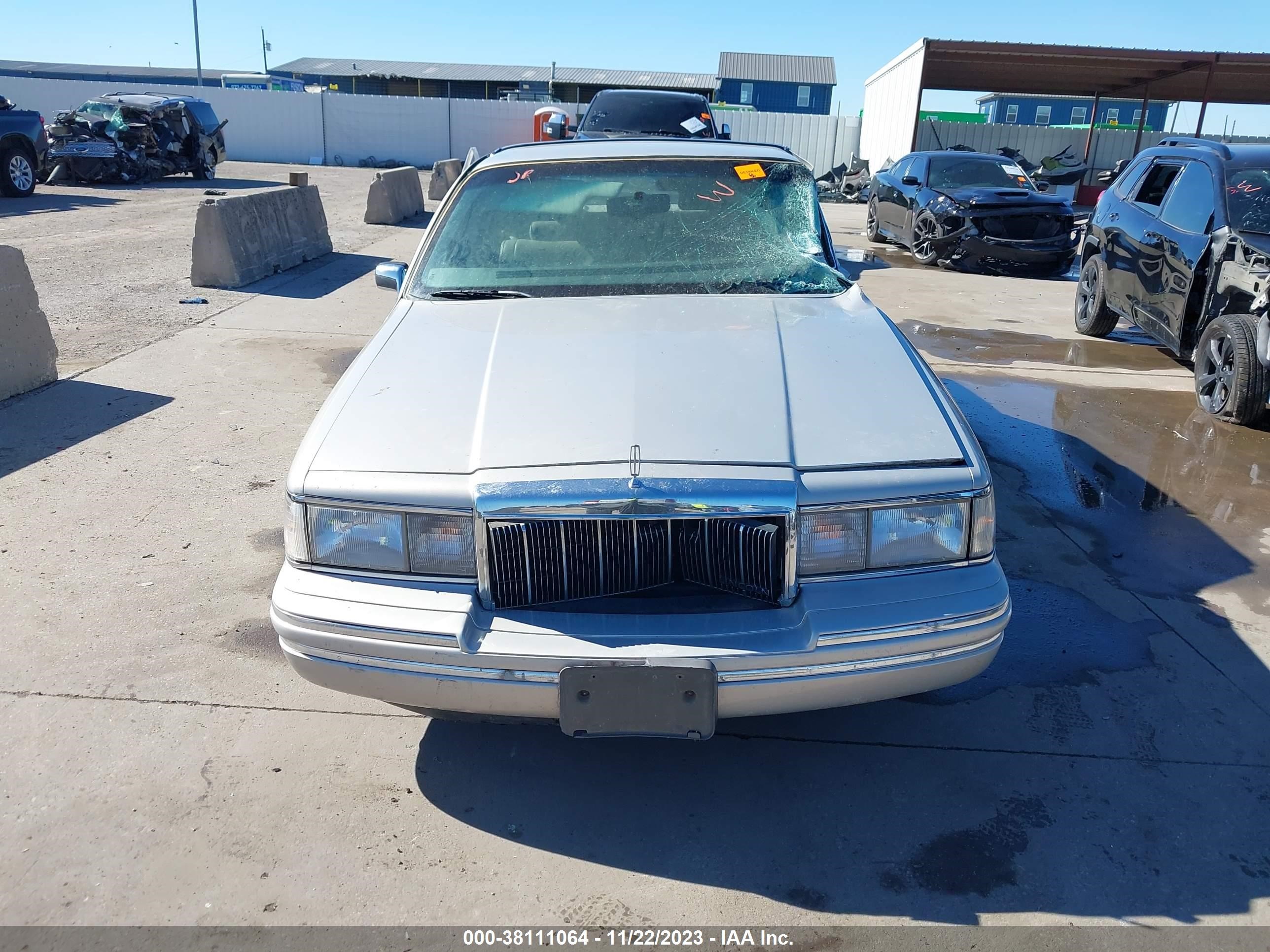 Photo 11 VIN: 1LNCM82W1MY778943 - LINCOLN TOWN CAR 