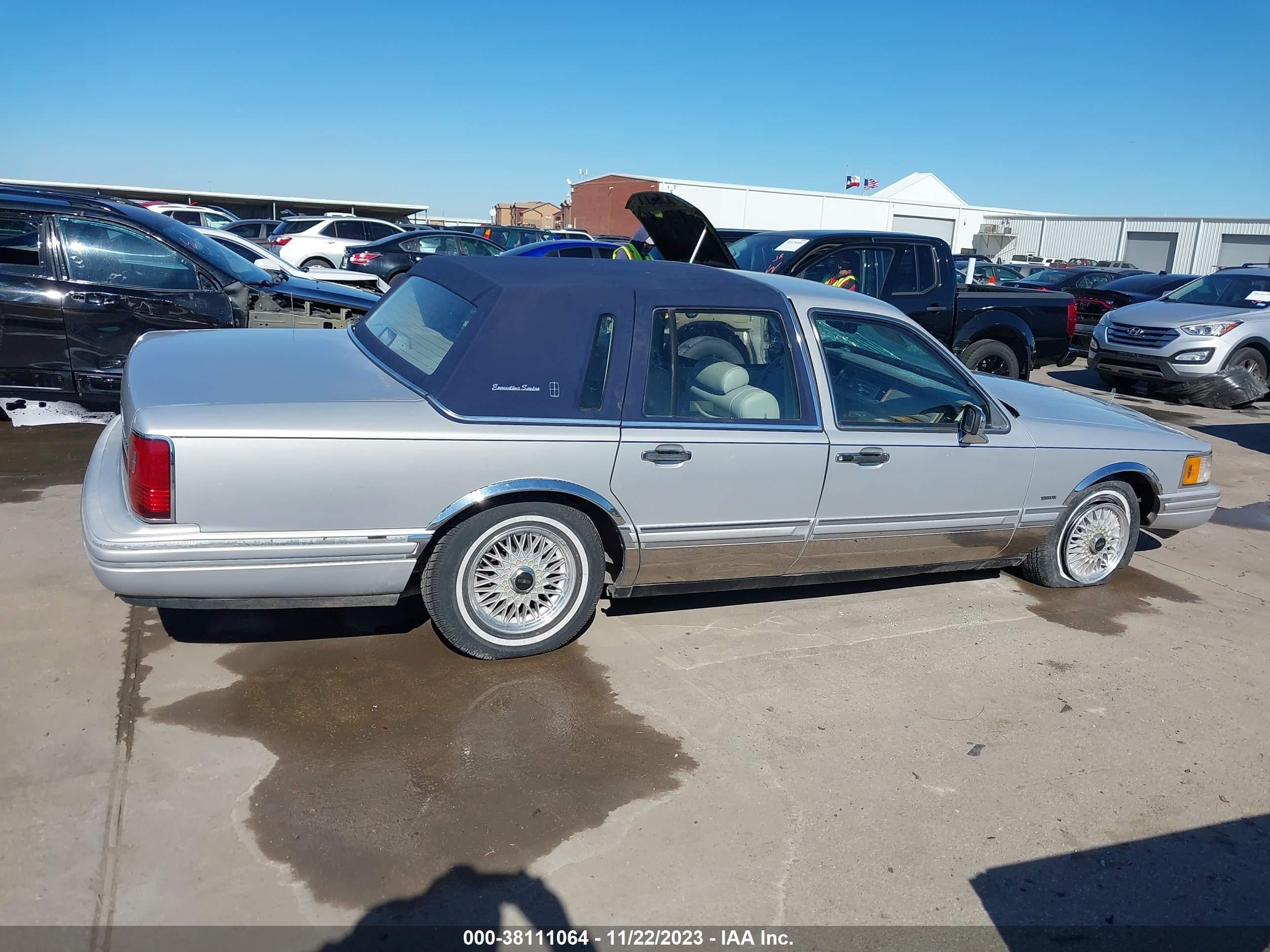 Photo 12 VIN: 1LNCM82W1MY778943 - LINCOLN TOWN CAR 